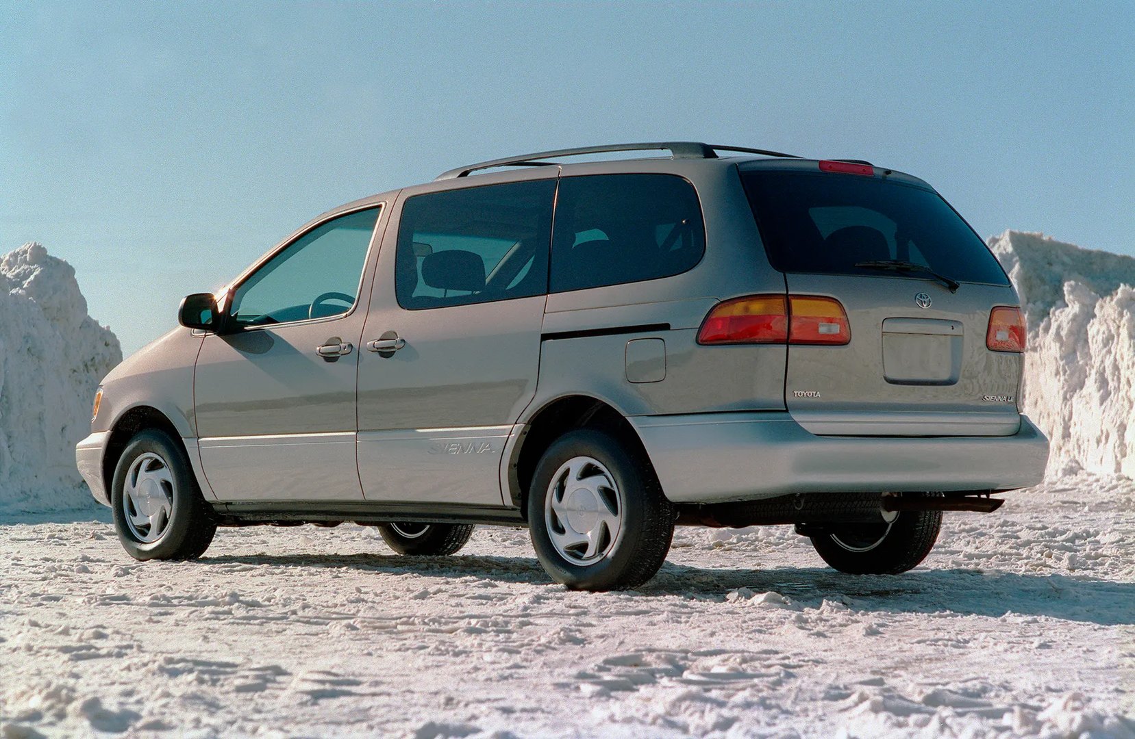 Toyota_Sienna_1_generation__Minivan__12.jpg