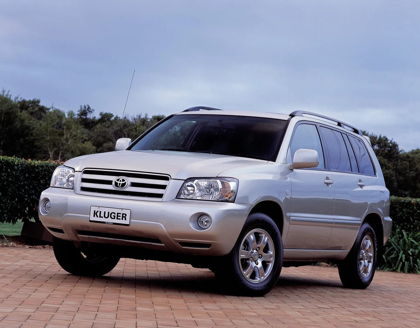 Toyota_Kluger_1_generation_restyling__SUV_5-doors__8.jpg