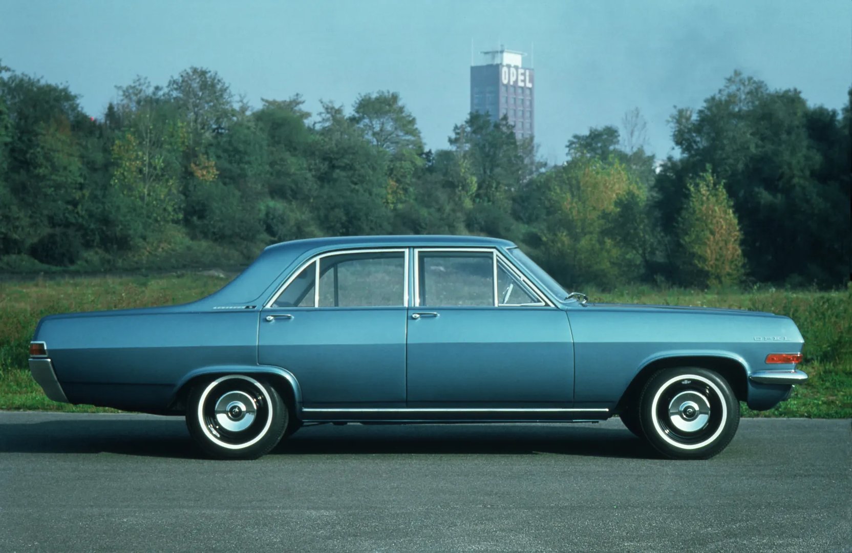 Opel_Kapitan_5_generation__Sedan__4.jpg