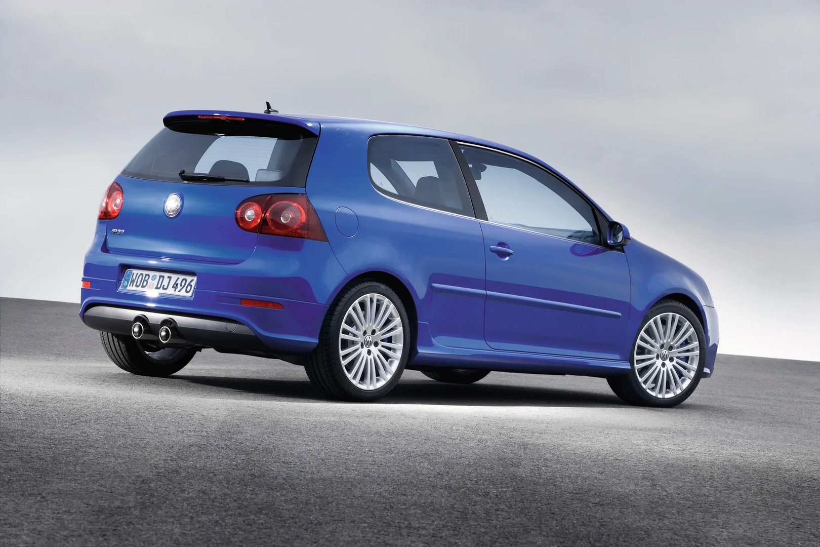 Volkswagen_Golf_R32_5_generation__Hatchback_3-door__3.jpg