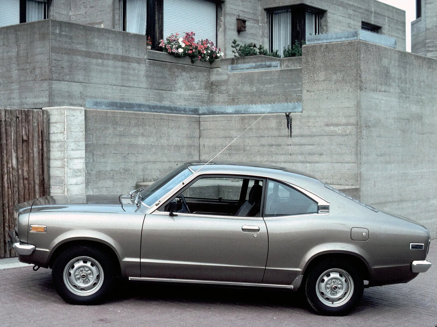 Mazda_818_1_generation__Coupe__2.jpg