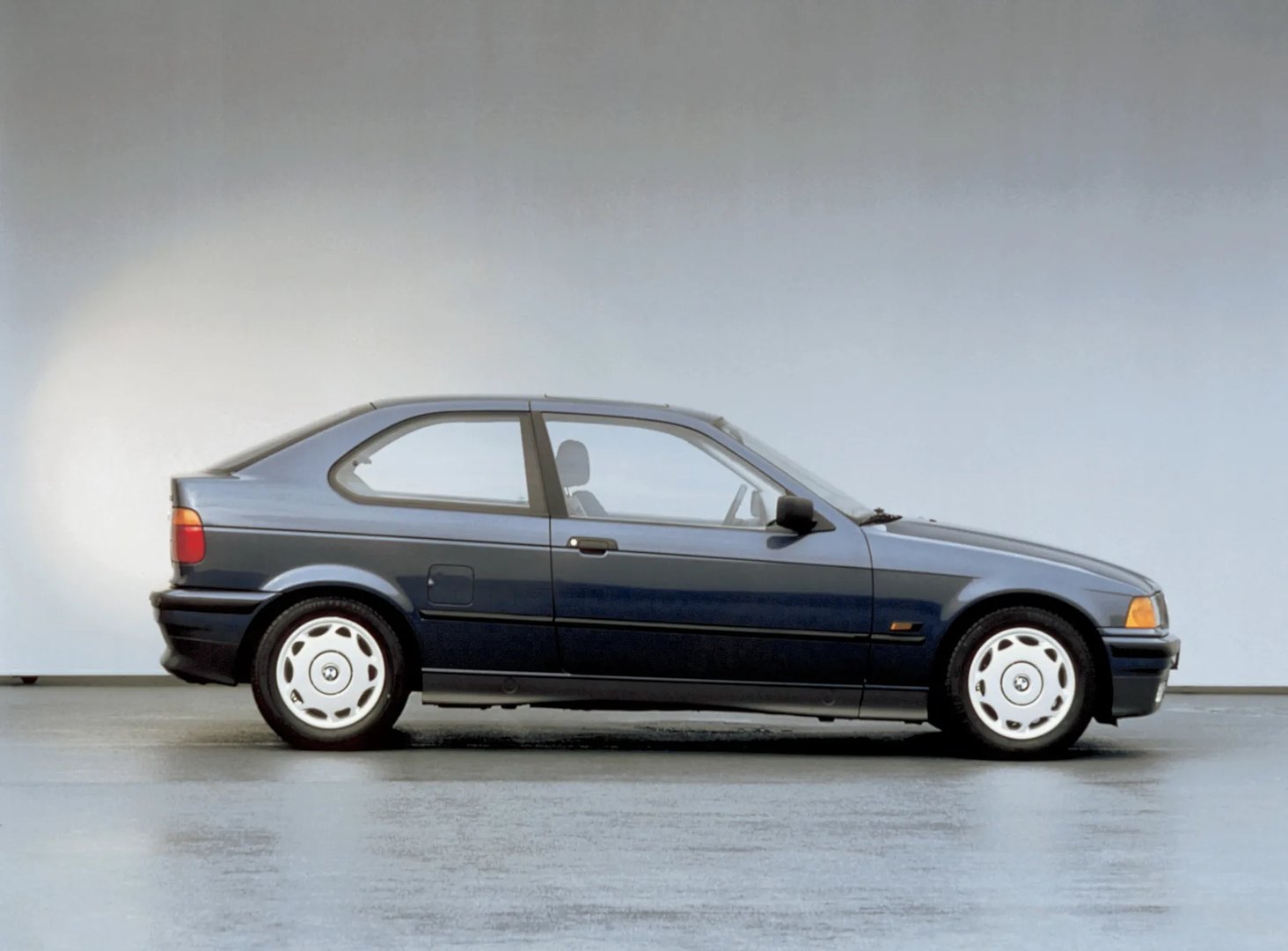 BMW_3_series_3_generation__Hatchback_3-door__2.jpg