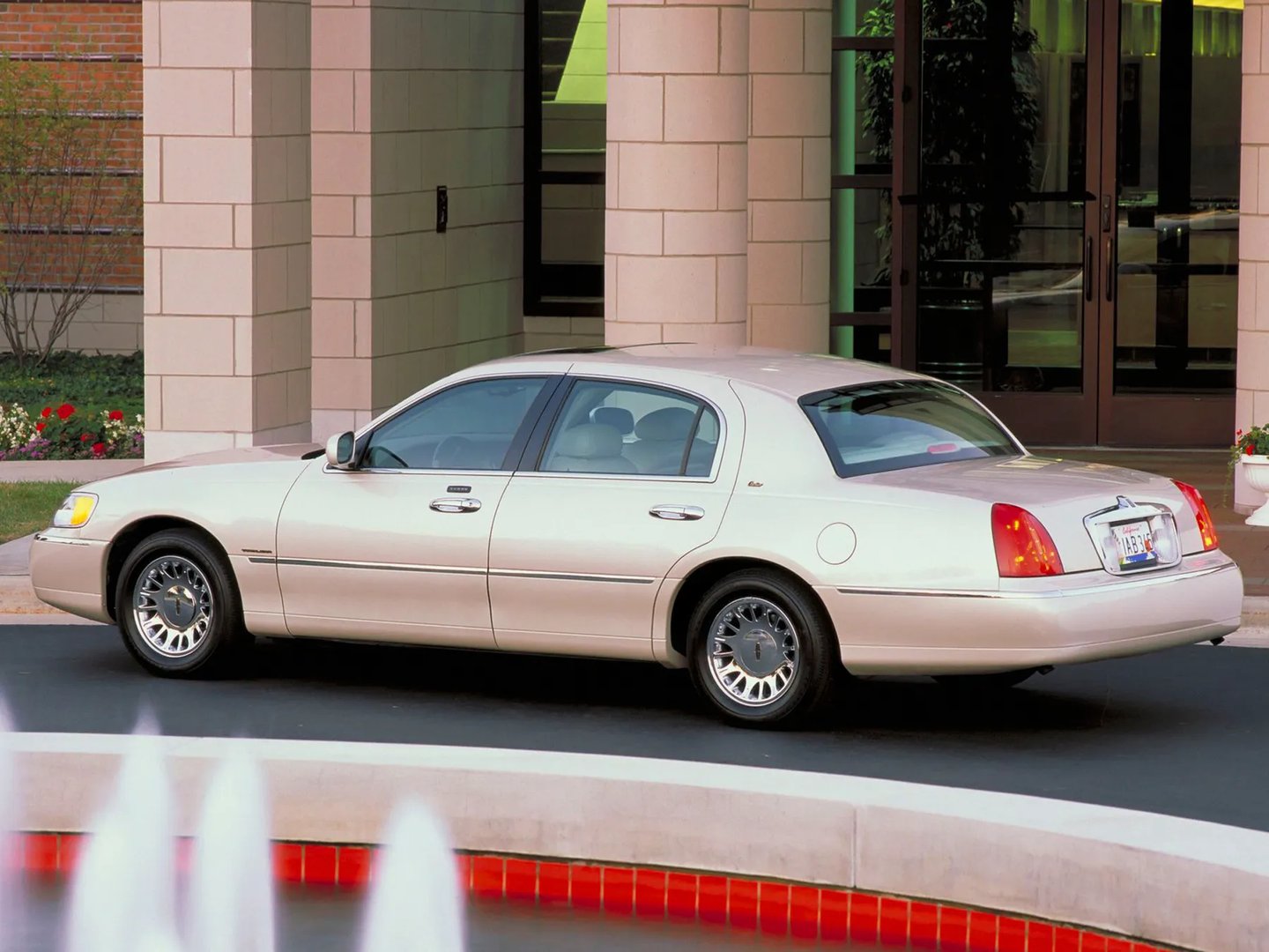 Lincoln_Town_Car_3_generation__Sedan__3.jpg