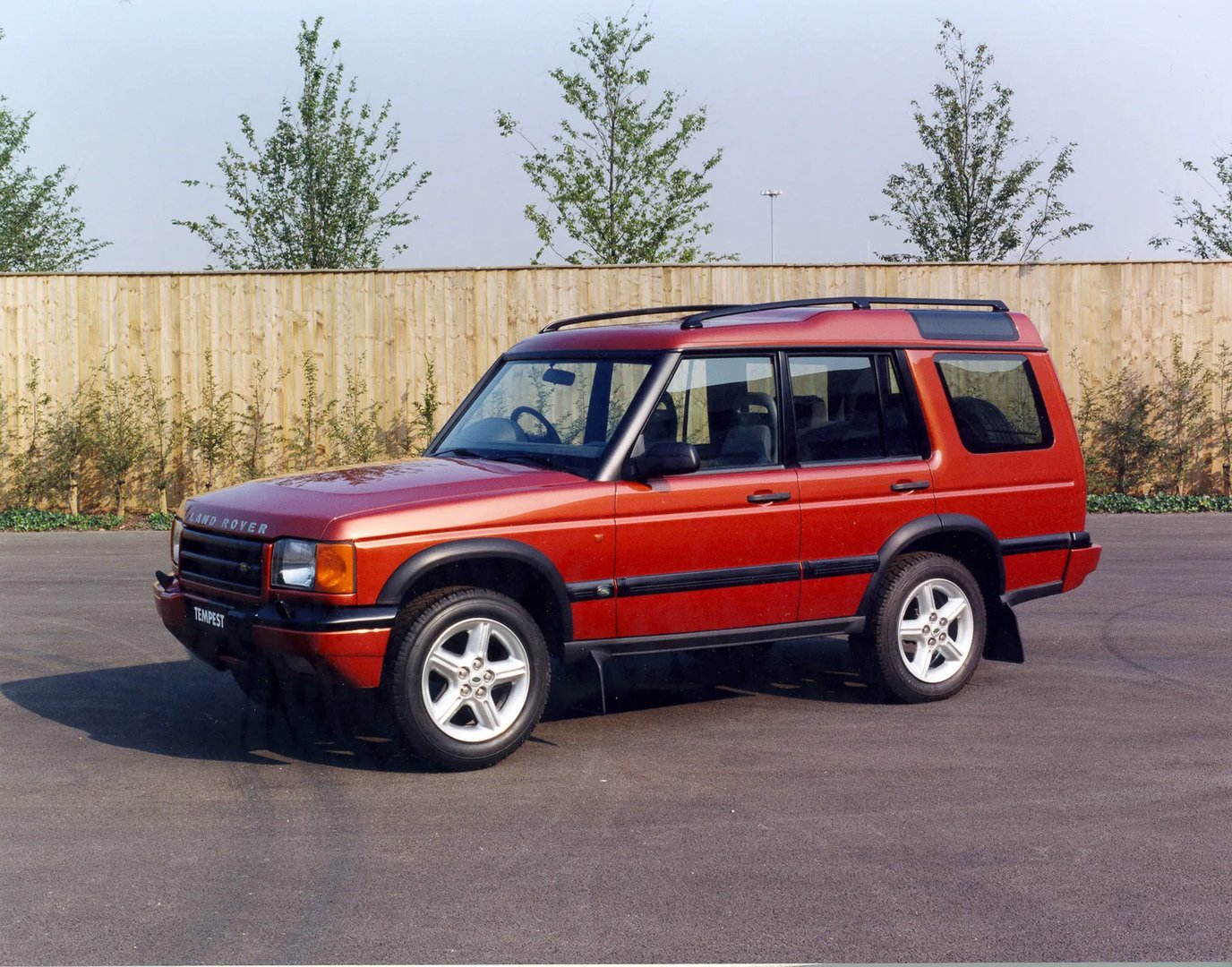 Land Rover_Discovery_2_generation__SUV_5-doors__1.jpg