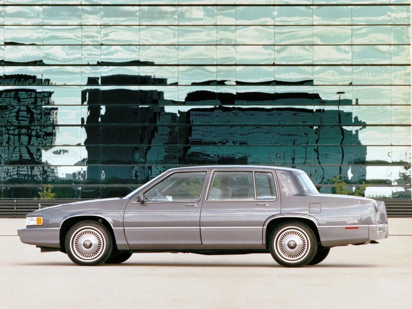Cadillac_DeVille_6_generation__Sedan__10.jpg