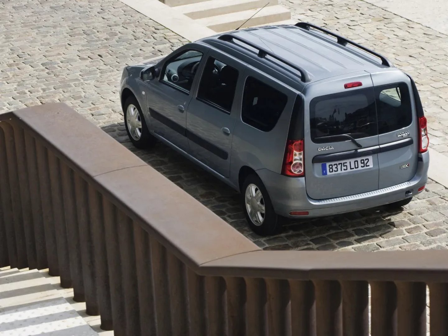 Dacia_Logan_MCV_1_generation_restyling__Estate__11.jpg