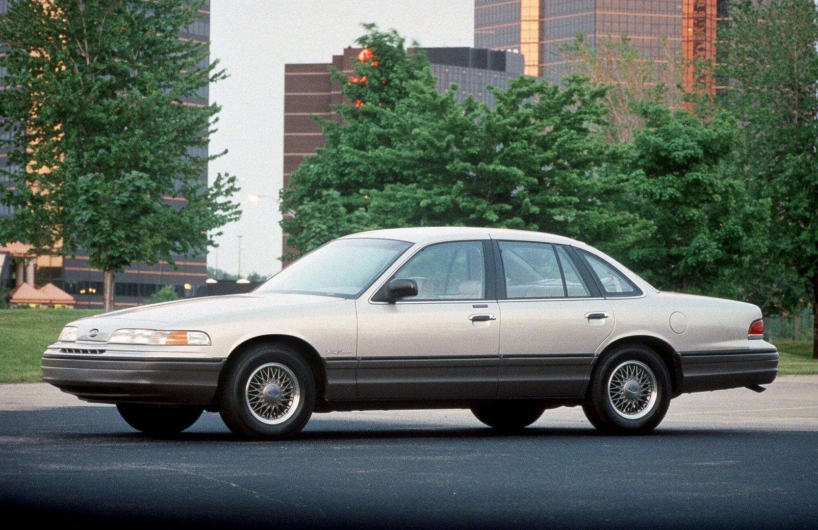 Ford_Crown_Victoria_1_generation__Sedan__9.jpg
