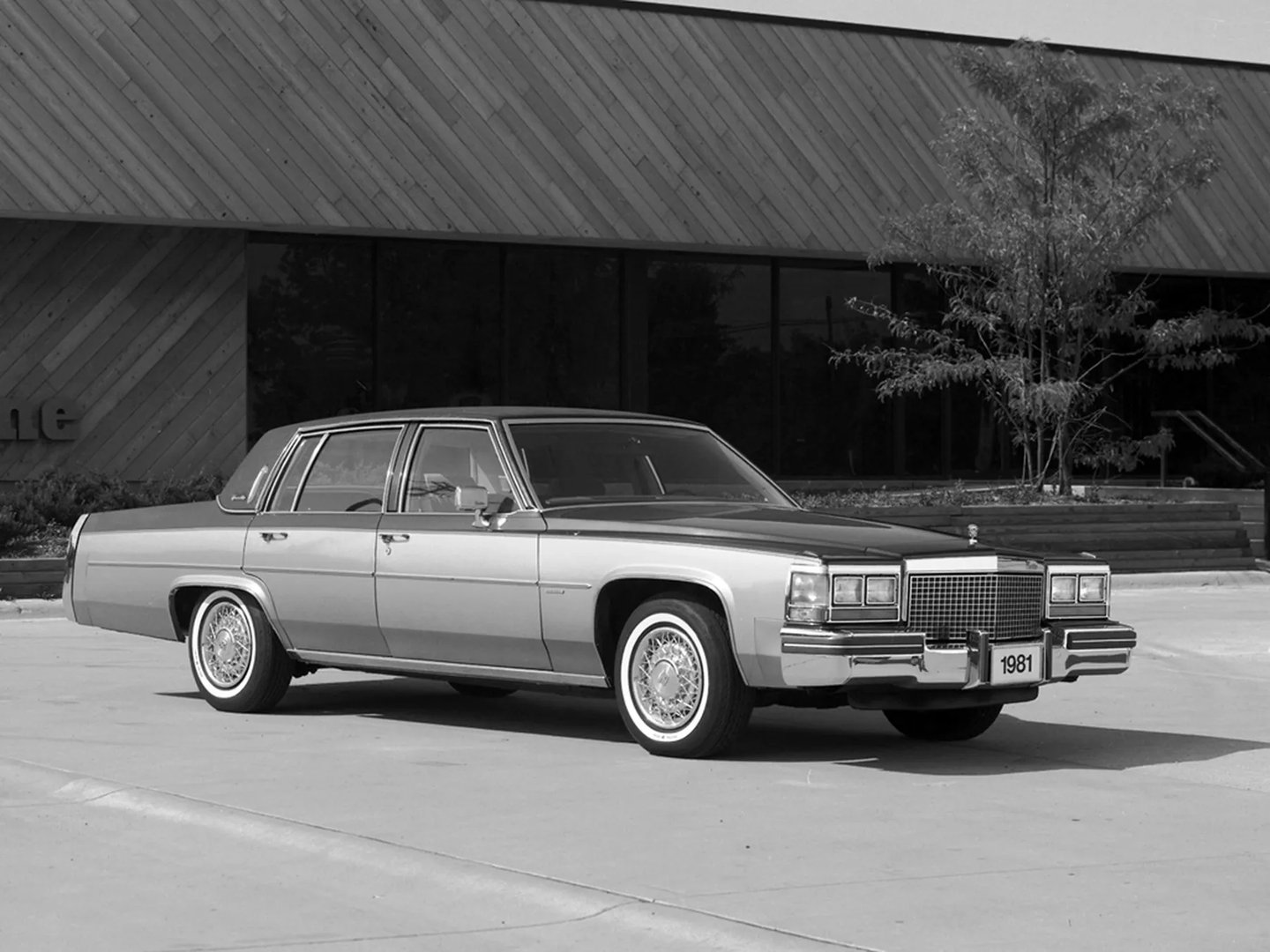 Cadillac_DeVille_5_generation__Sedan__3.jpg