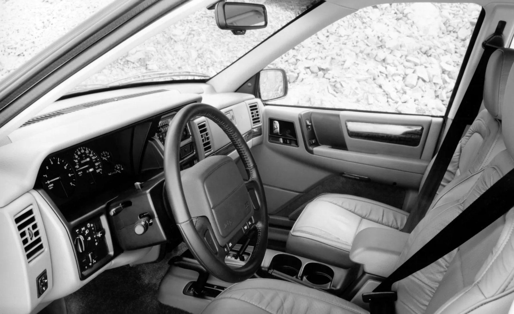 Jeep_Grand_Cherokee_1_generation__SUV_5-doors__10.jpg