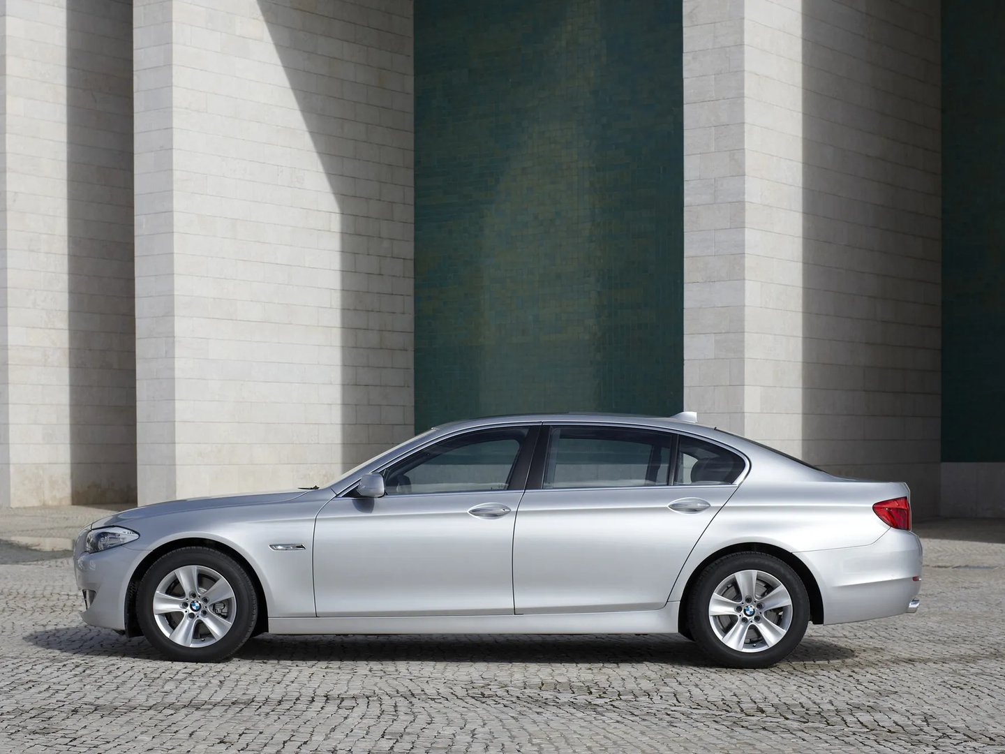 BMW_5_series_6_generation__Sedan_Long__4.jpg