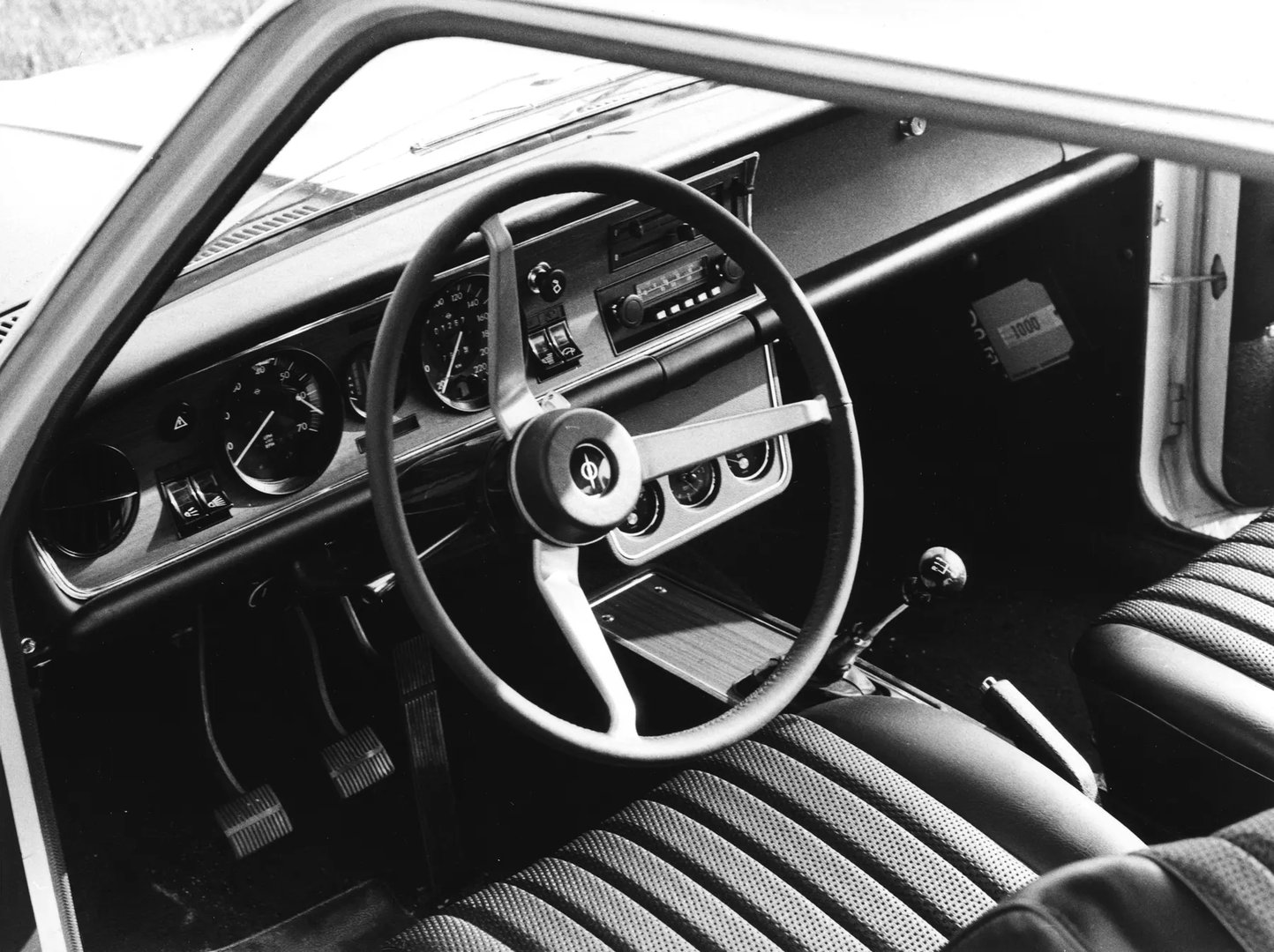 Opel_Commodore_1_generation__Sedan_2-doors__7.jpg