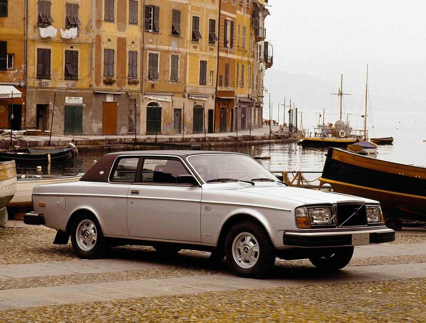 Volvo_260_Series_1_generation__Sedan_2-doors__6.jpg