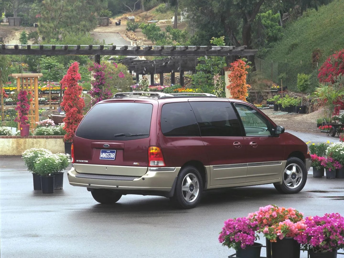 Ford_Windstar_2_generation__Minivan__11.jpg
