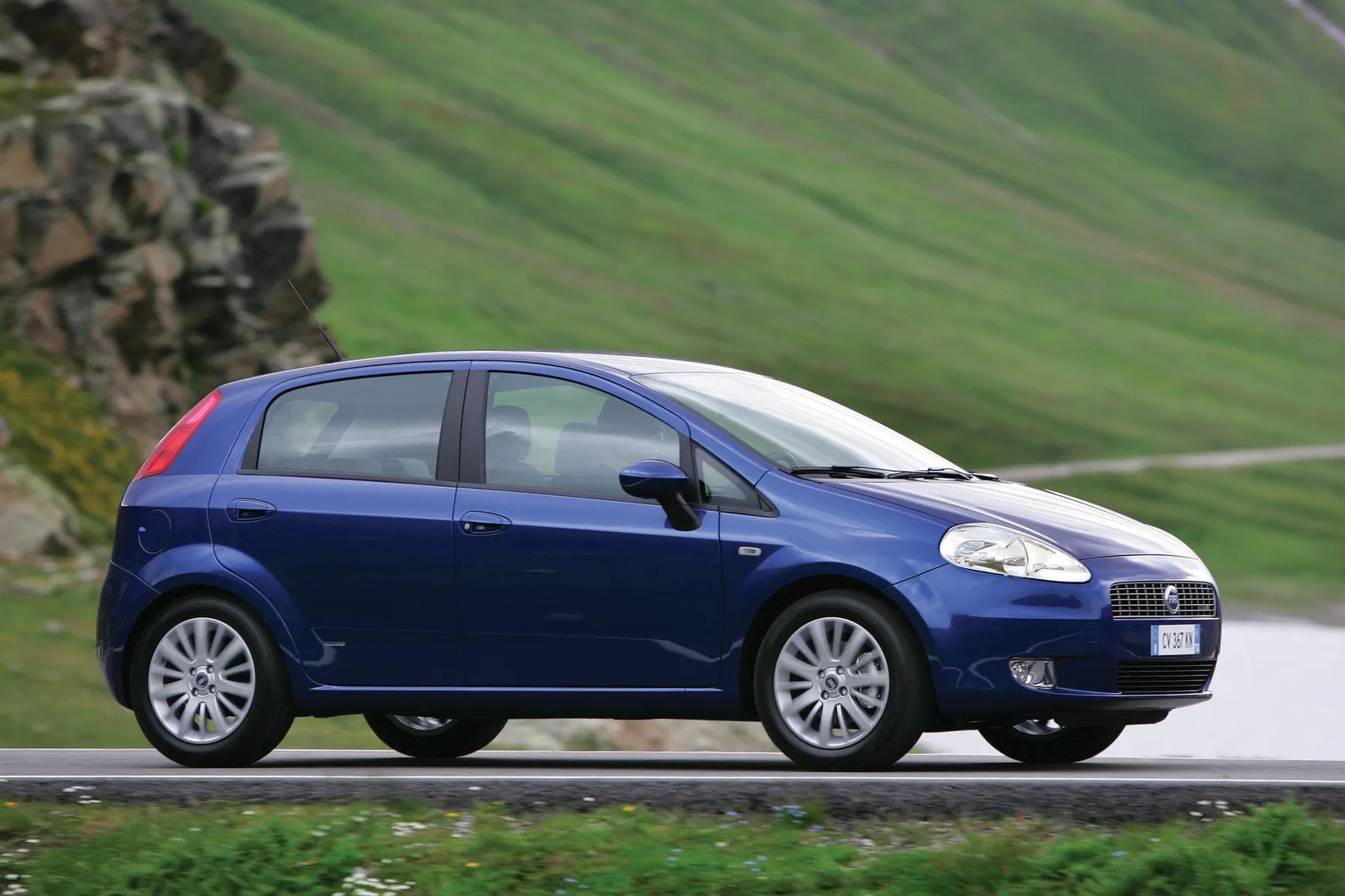 Fiat_Punto_3_generation__Mini_5-doors__7.jpg