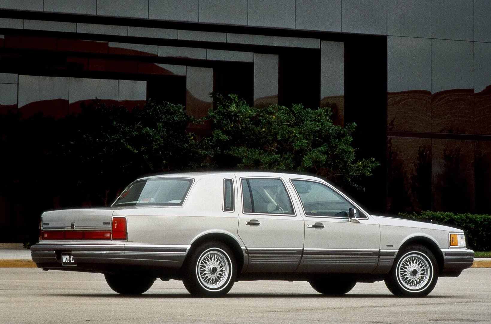 Lincoln_Town_Car_2_generation__Sedan__3.jpg