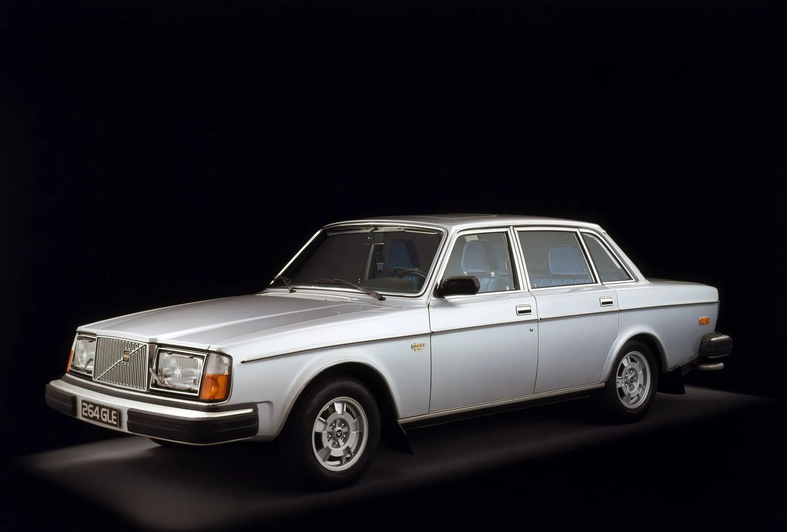 Volvo_260_Series_1_generation__Sedan__1.jpg