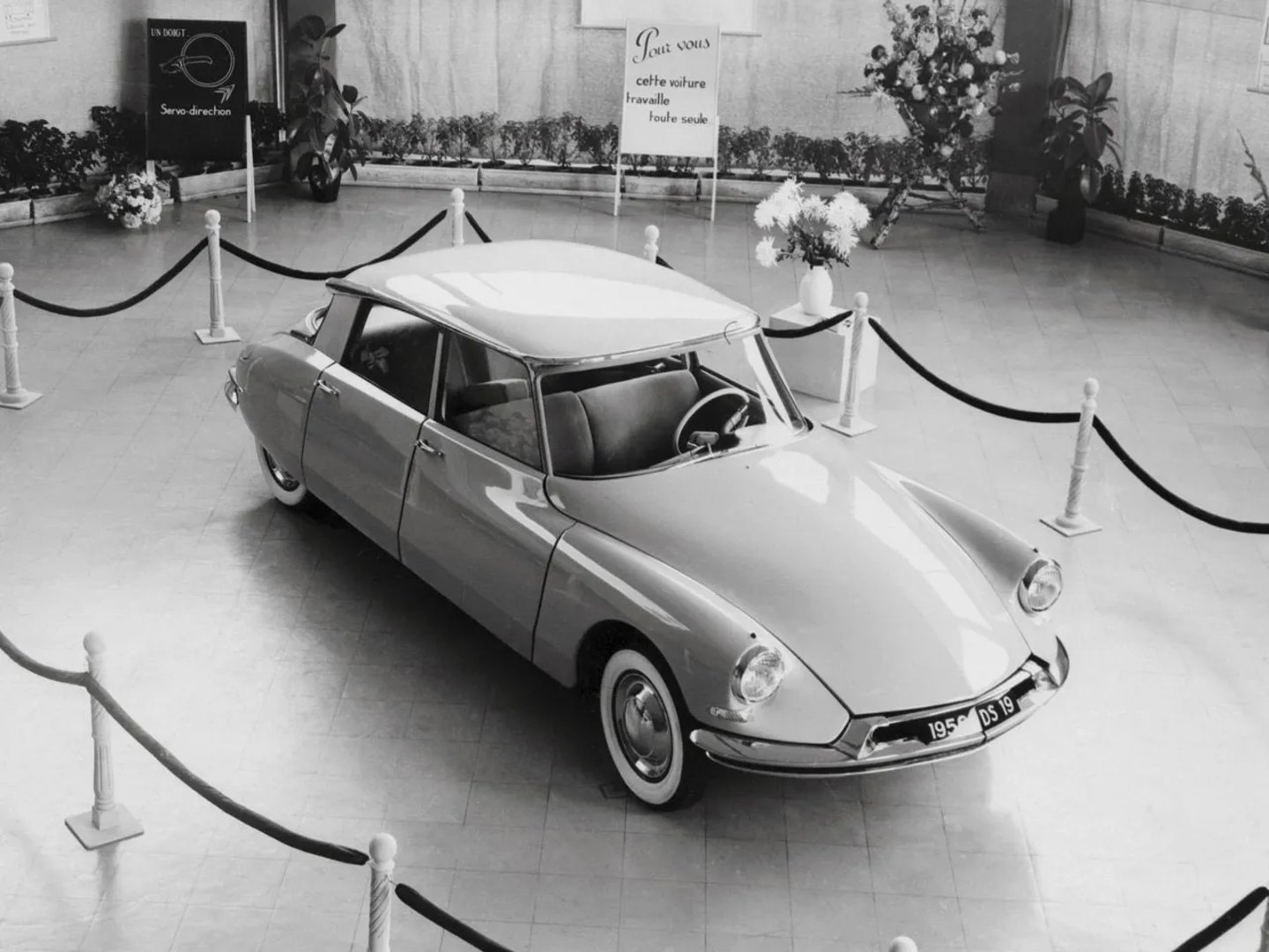Citroen_DS_1_generation__Sedan__11.jpg