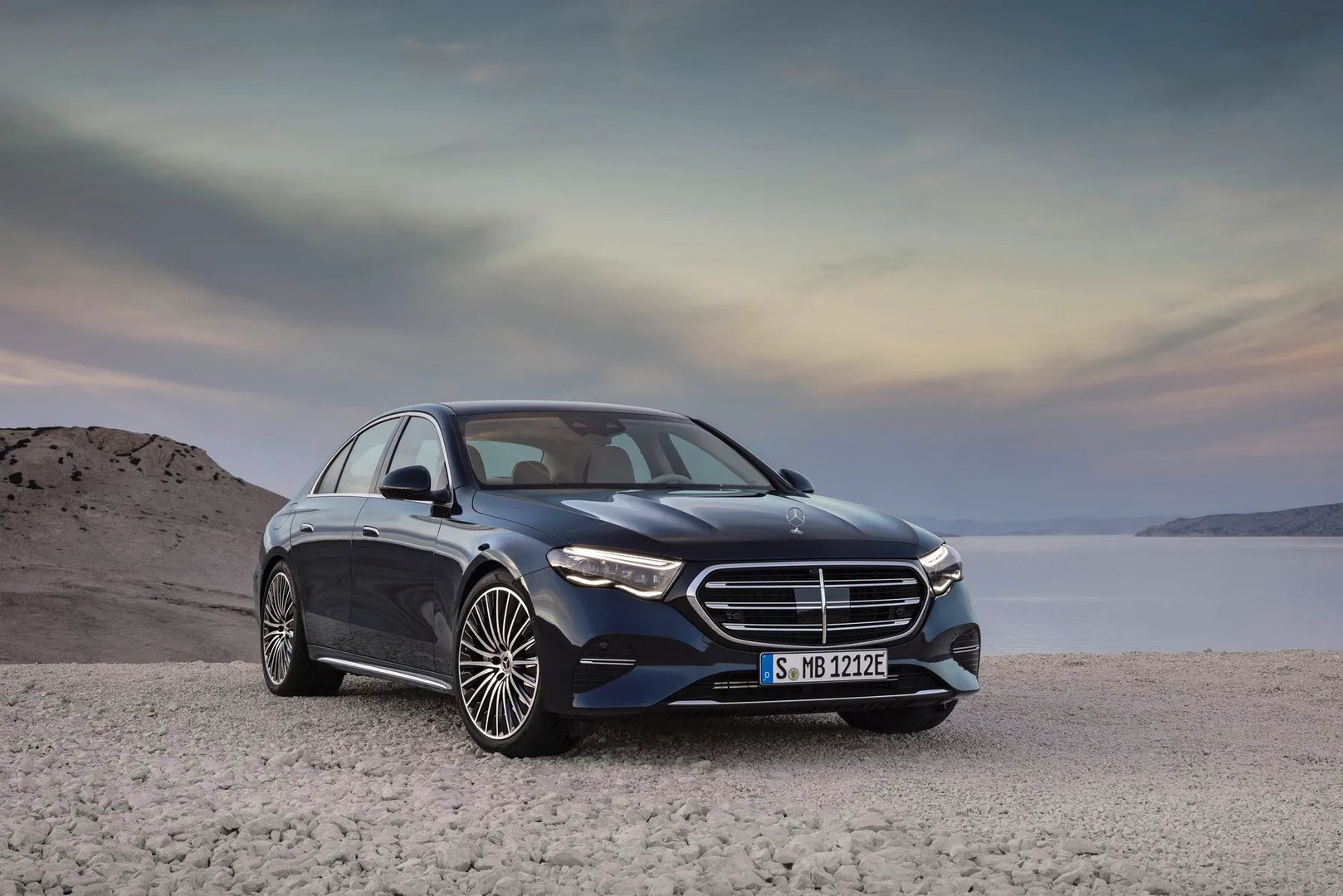 Mercedes_E-Class_6_generation__Sedan__13.jpg