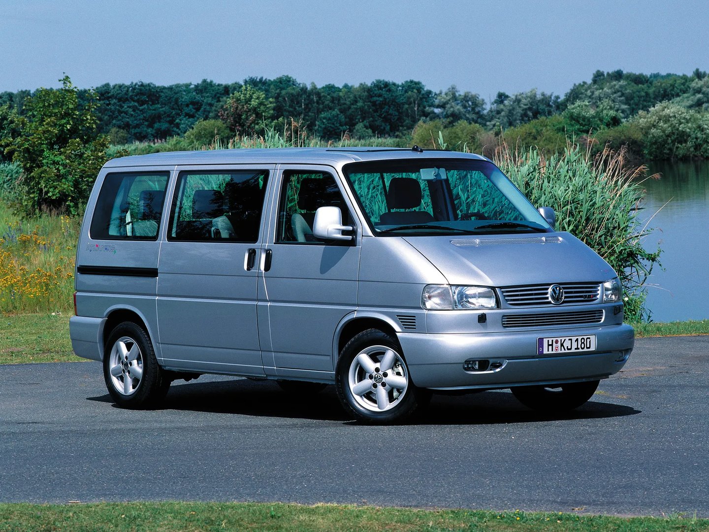 Volkswagen_Multivan_4_generation__Minivan__1.jpg