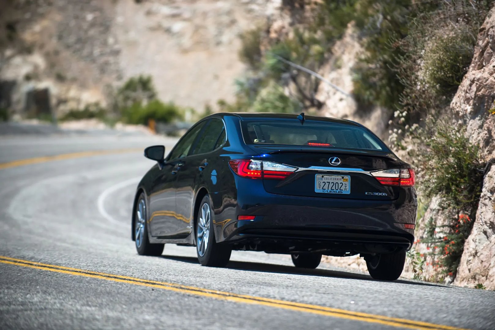 Lexus_ES_6_generation_restyling__Sedan__11.jpg