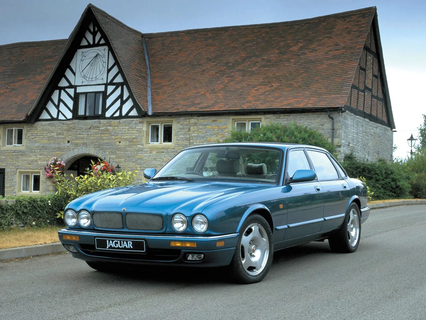 Jaguar_XJR_2_generation__Sedan__1.jpg