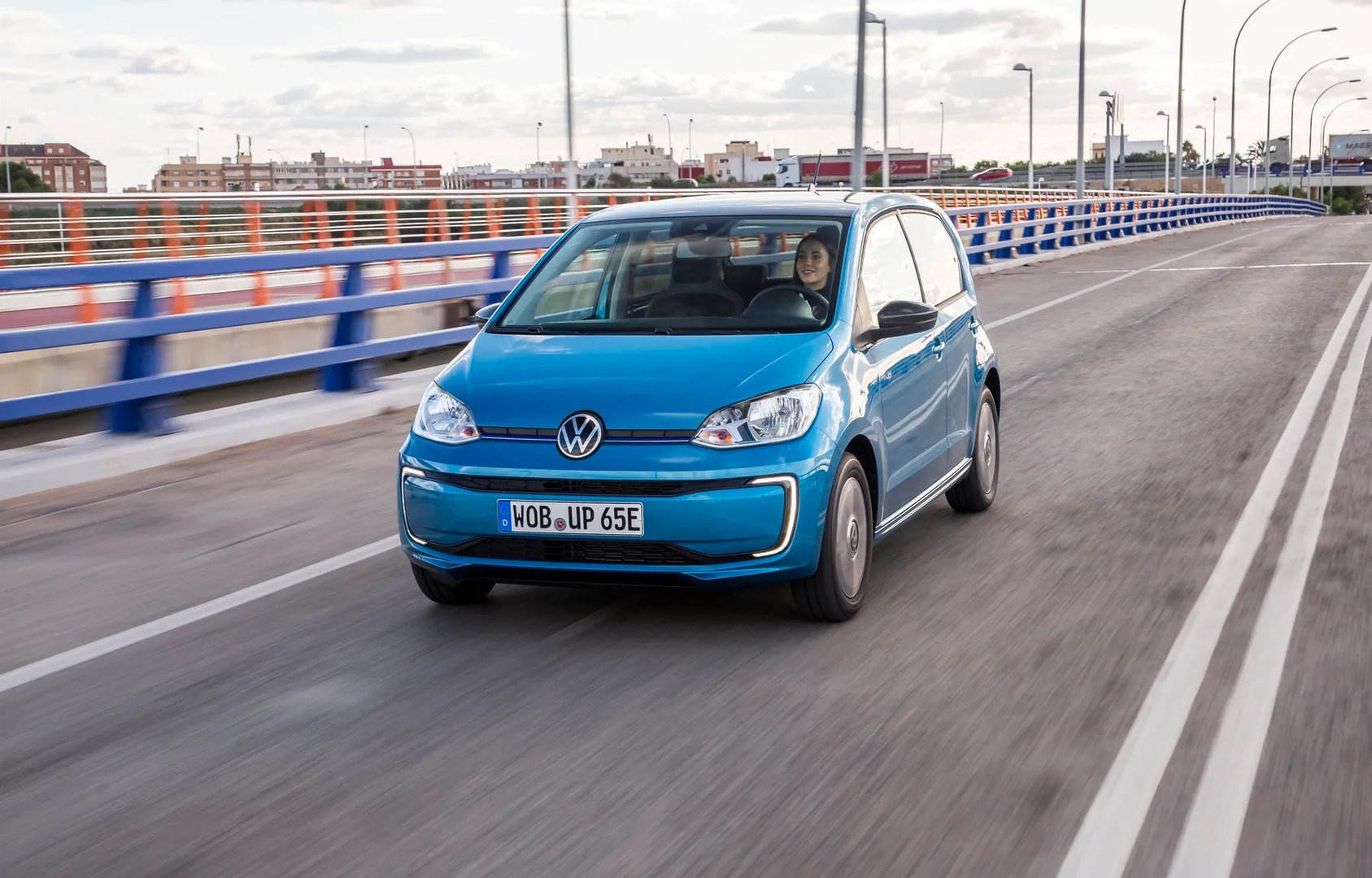 Volkswagen_up!_1_generation_restyling_1__Mini_5-doors__1.jpg
