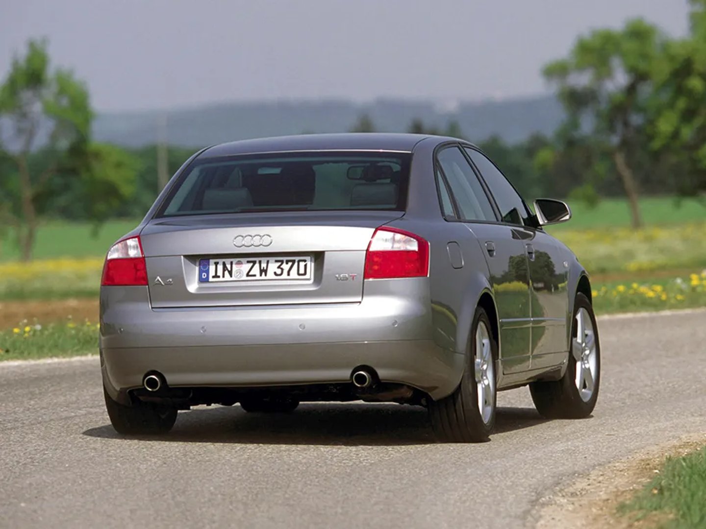 Audi_A4_2_generation__Sedan__1.jpg