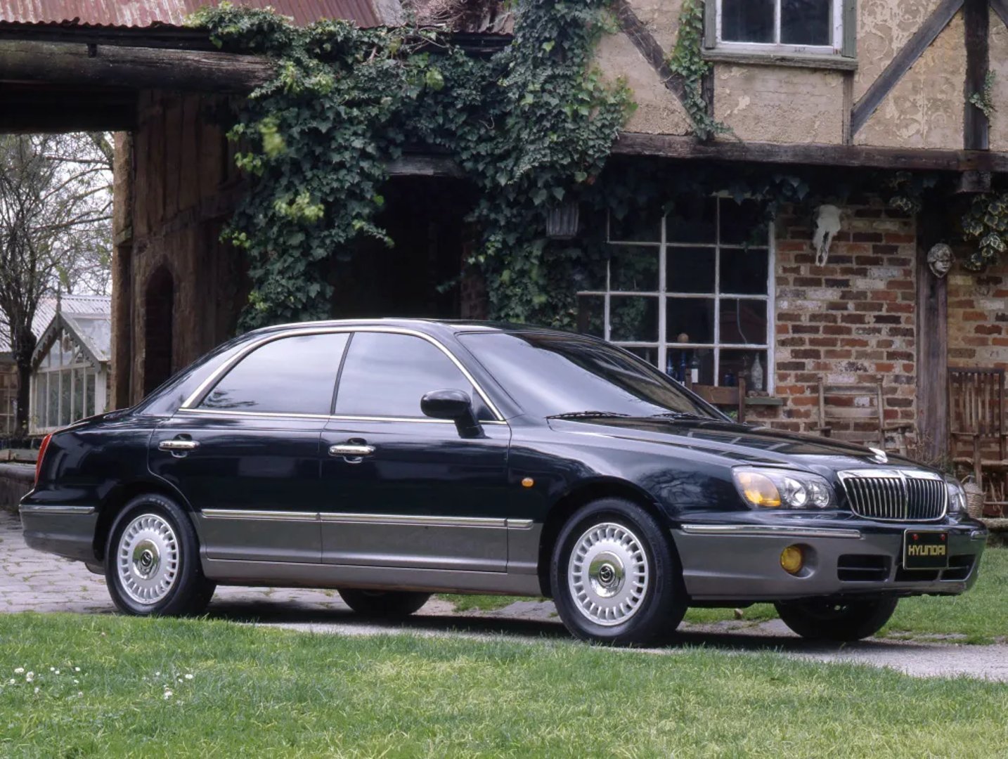 Hyundai_Grandeur_3_generation__Sedan__3.jpg