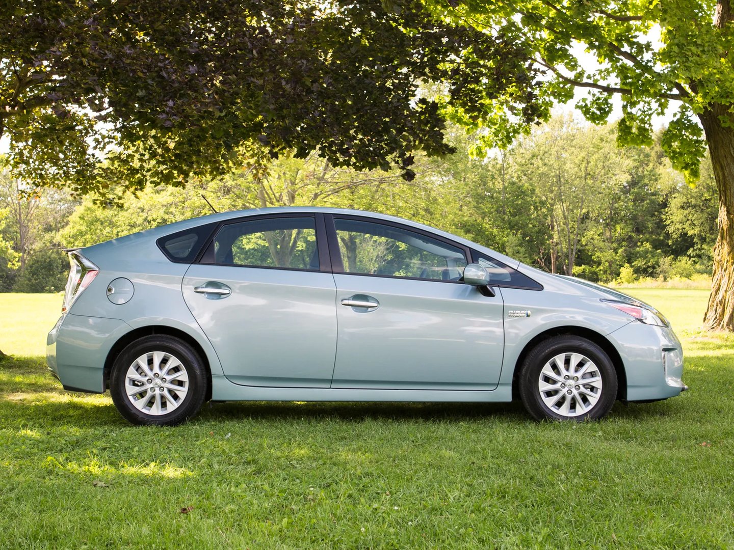 Toyota_Prius_Plug-In_3_generation__Liftback__4.jpg
