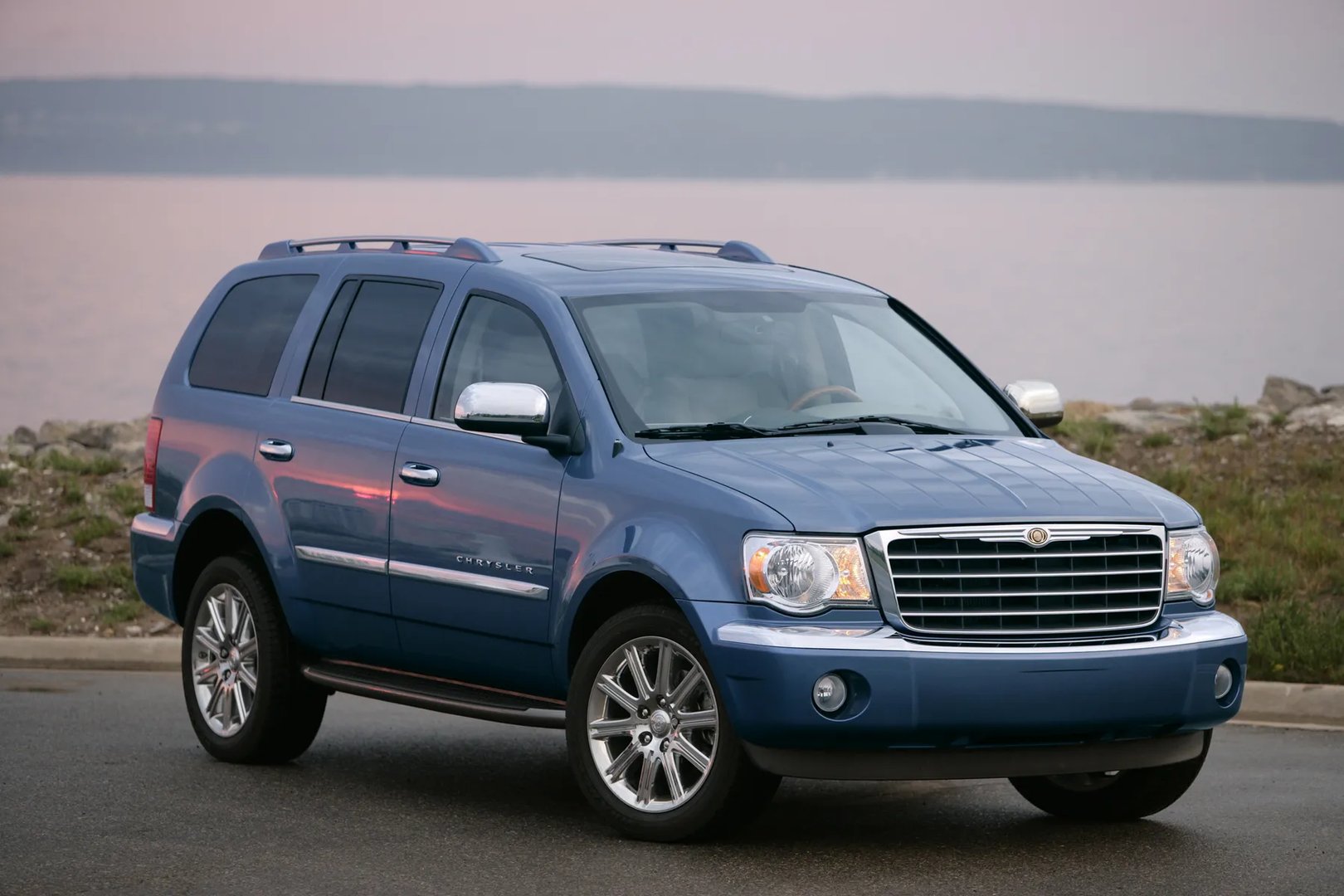 Chrysler_Aspen_1_generation__SUV_5-doors__10.jpg