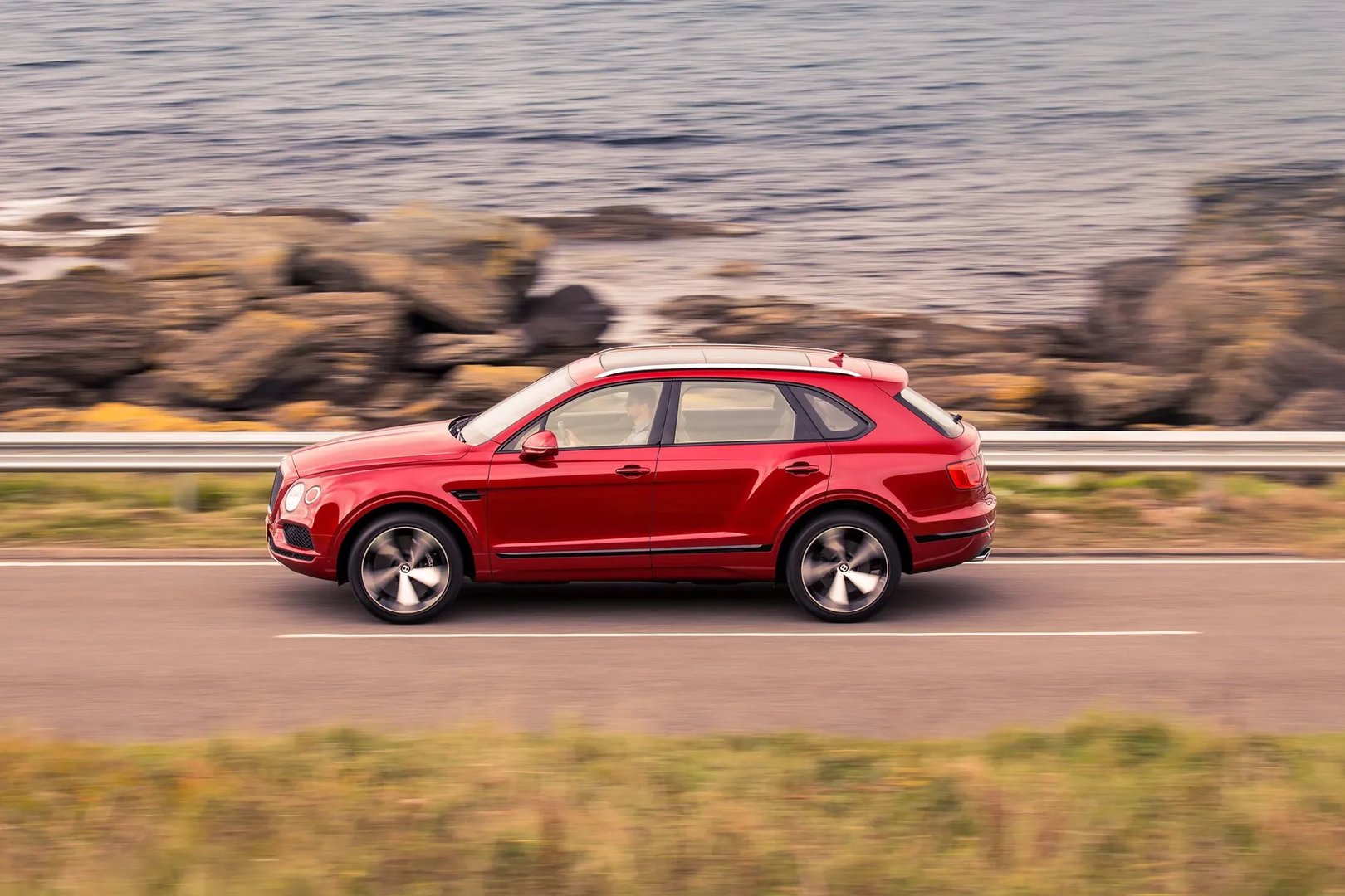 Bentley_Bentayga_1_generation__SUV_5-doors__2.jpg