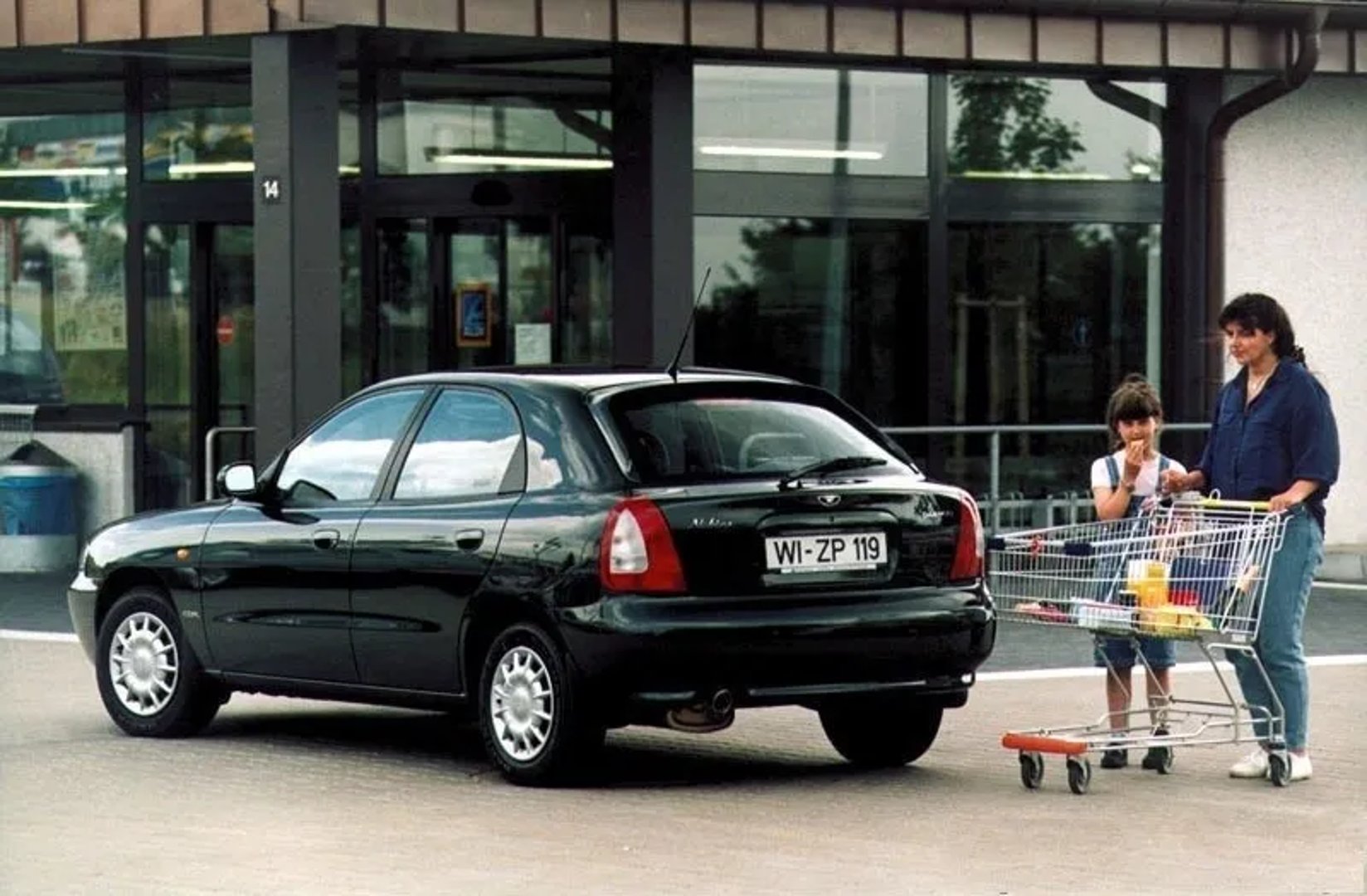 Daewoo_Nubira_1_generation__Hatchback_5-door__4.jpg