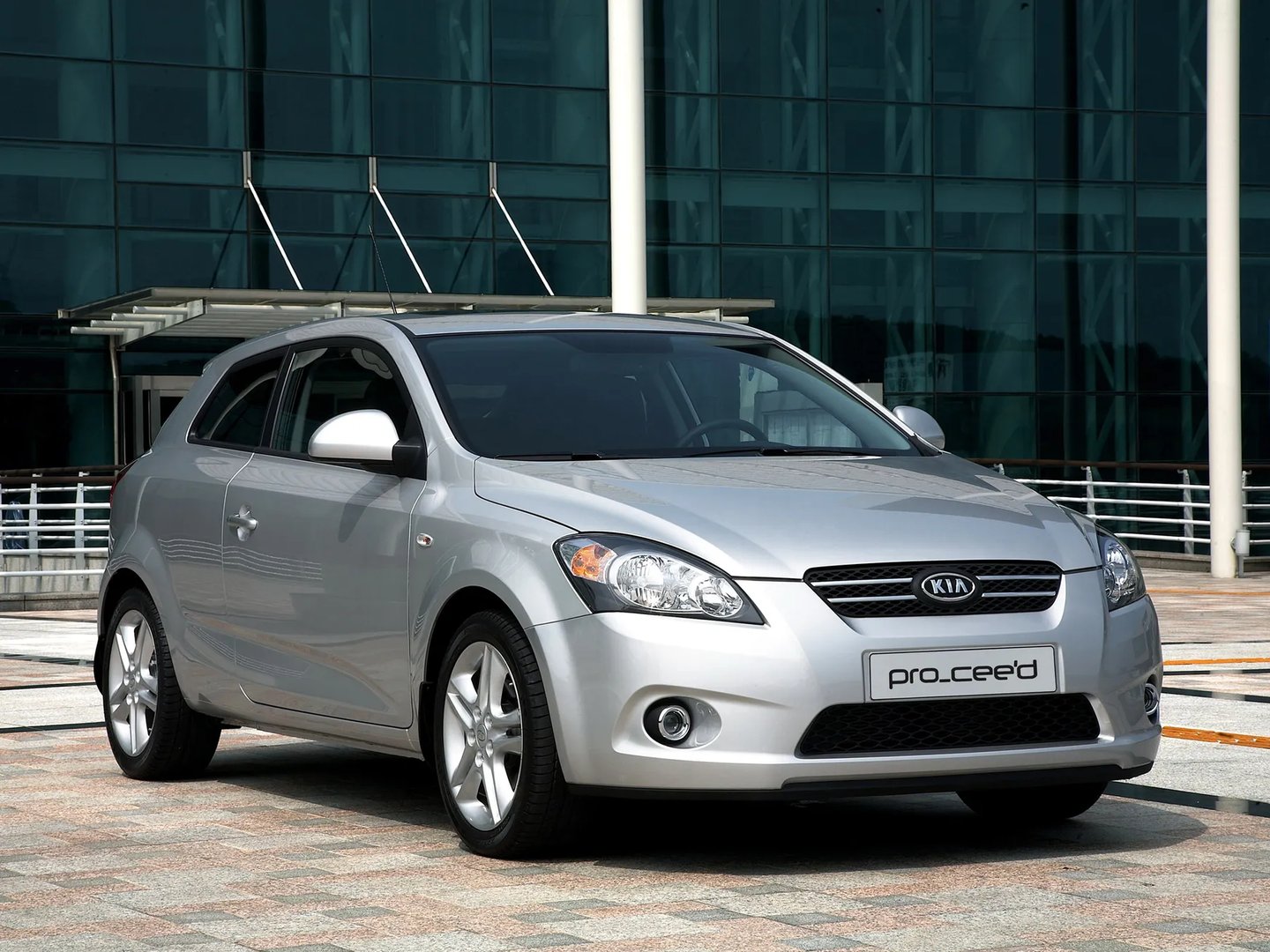 Kia_Ceed_1_generation__Hatchback_3-door__4.jpg