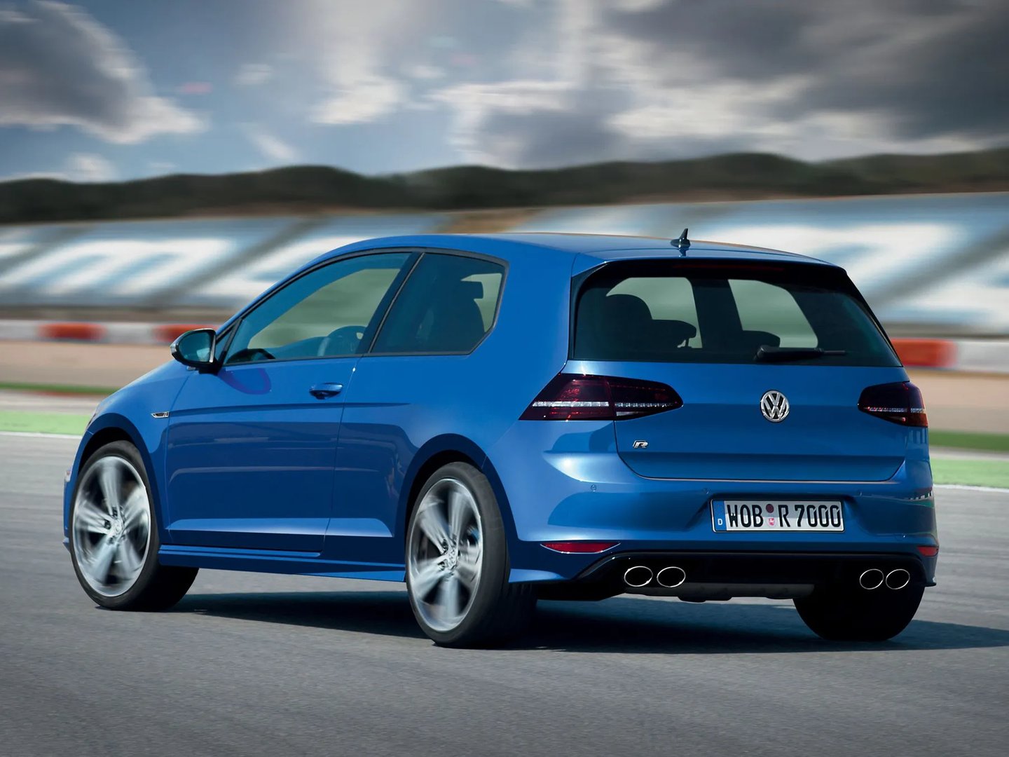 Volkswagen_Golf_R_7_generation__Hatchback_3-door__8.jpg