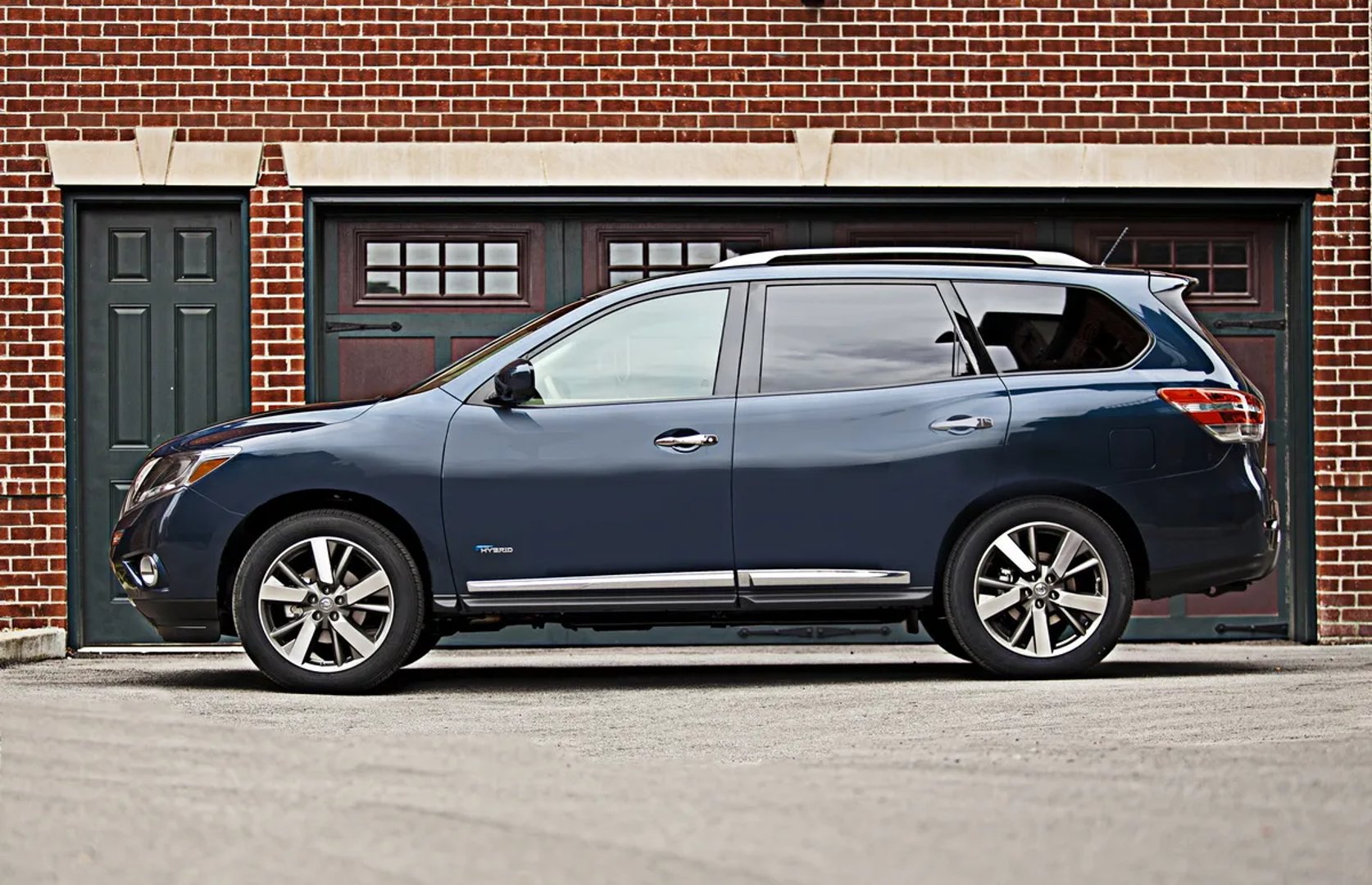 Nissan_Pathfinder_4_generation__SUV_5-doors__2.jpg