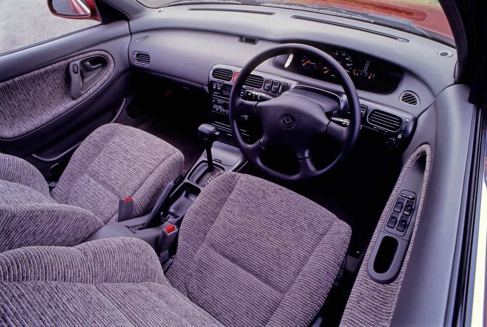 Mazda_Cronos_1_generation__Sedan__5.jpg