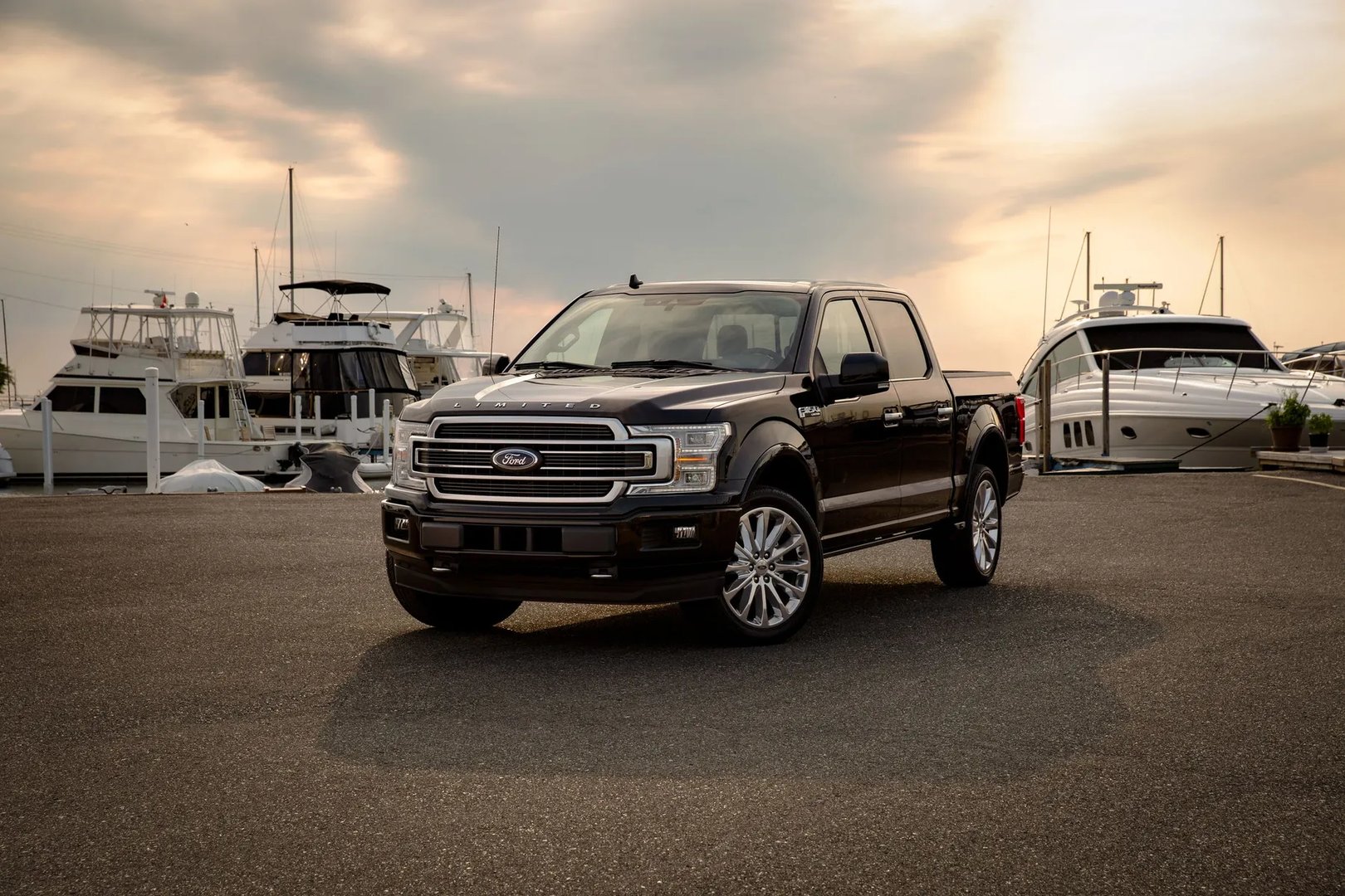 Ford_F-150_13_generation_restyling__Pickup_double-cab__3.jpg