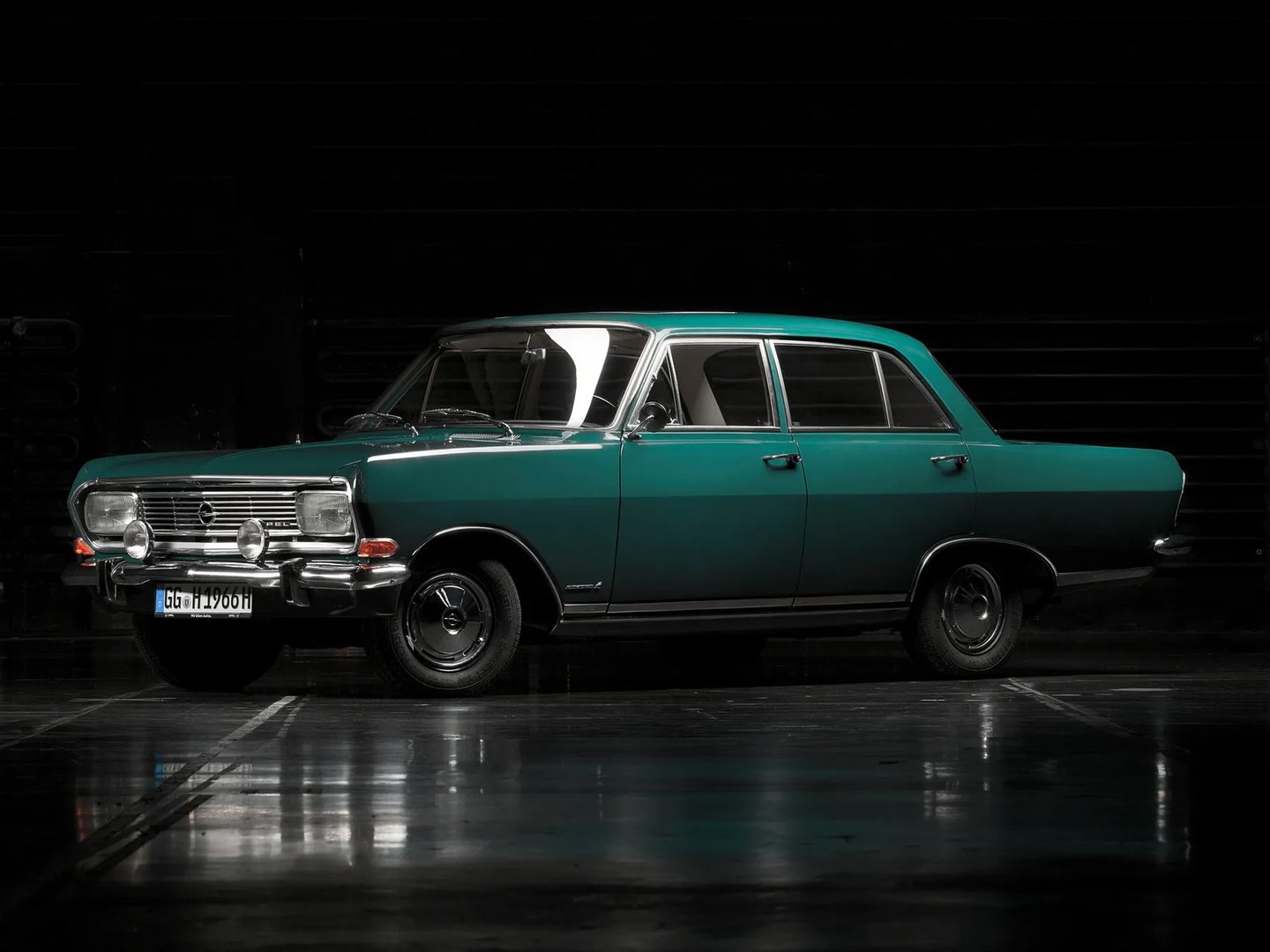 Opel_Rekord_2_generation__Sedan__2.jpg