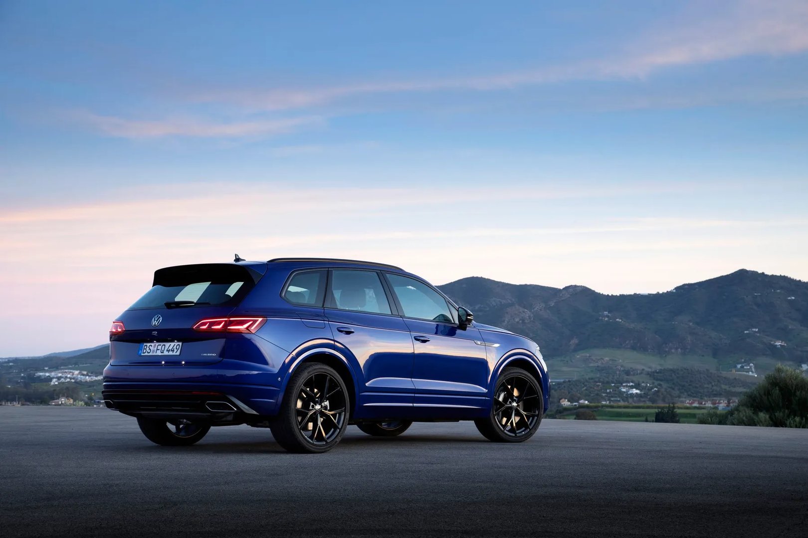 Volkswagen_Touareg_R_3_generation__SUV_5-doors__11.jpg