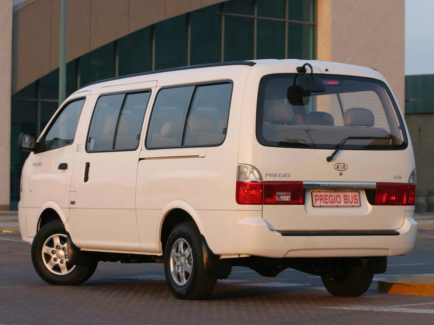 Kia_Pregio_1_generation_restyling__Minivan__1.jpg