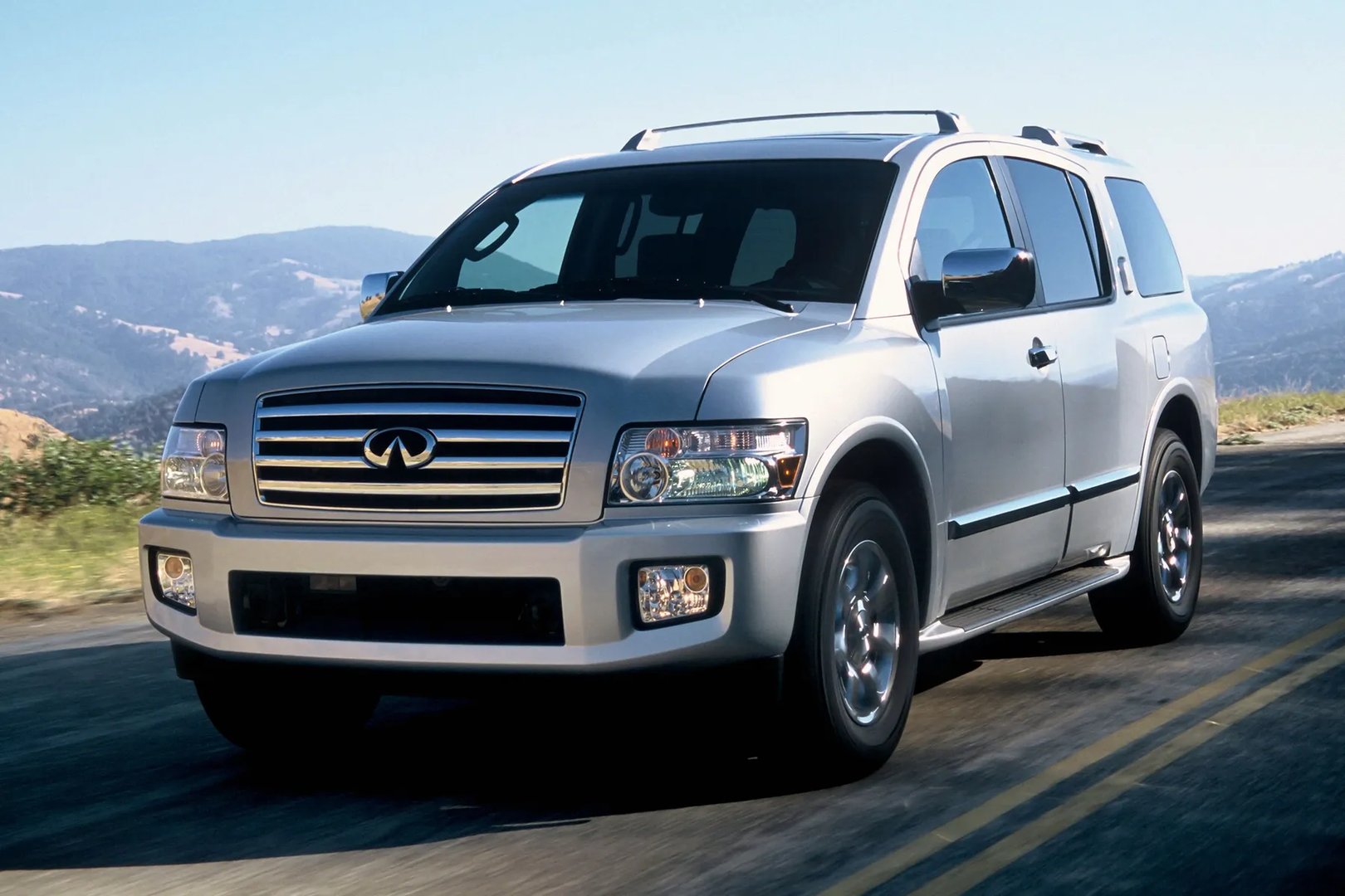 Infiniti_QX56_1_generation__SUV_5-doors__8.jpg