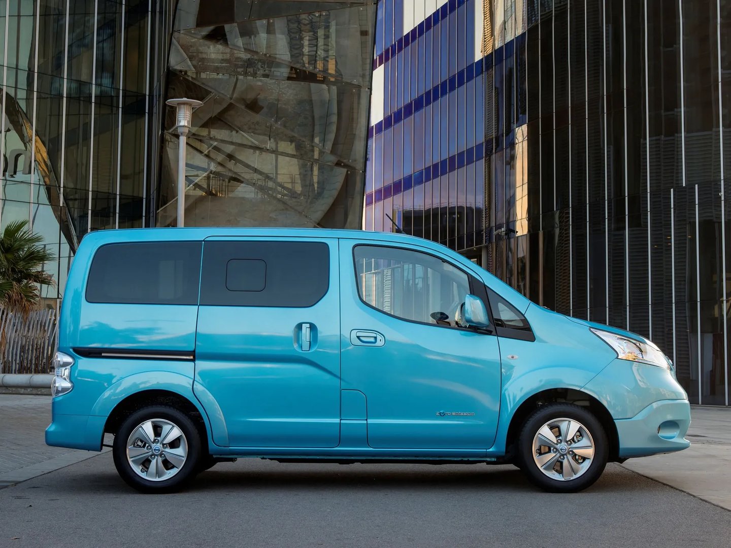 Nissan_E-NV200_1_generation_restyling__Minivan__4.jpg