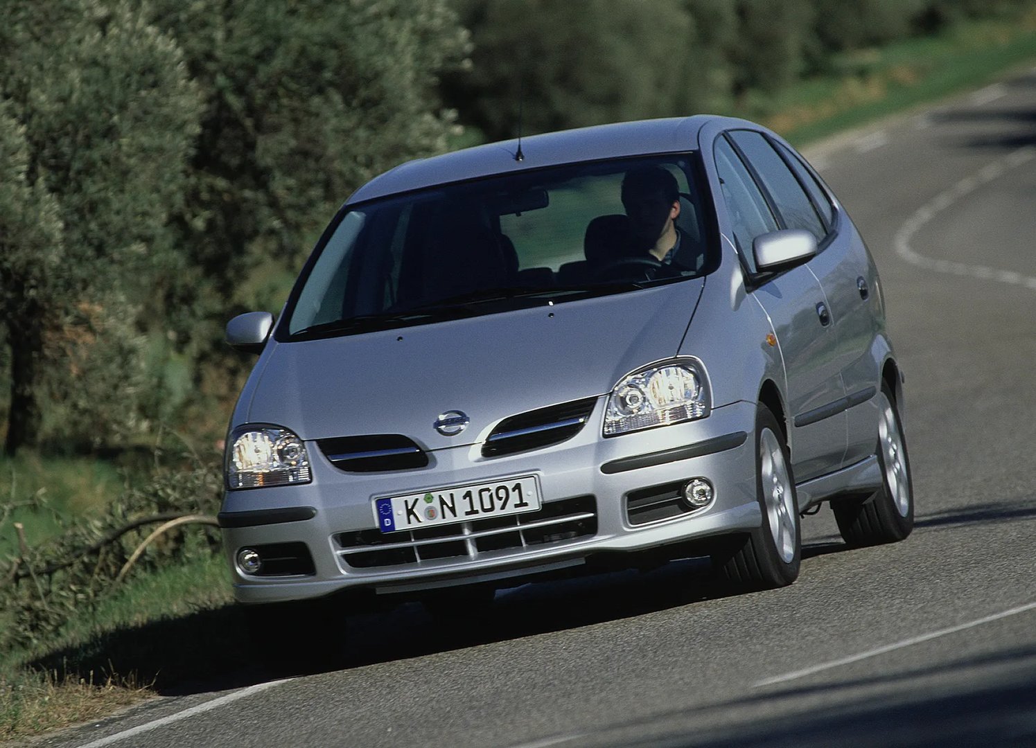 Nissan_Tino_1_generation__Compact_Van__7.jpg