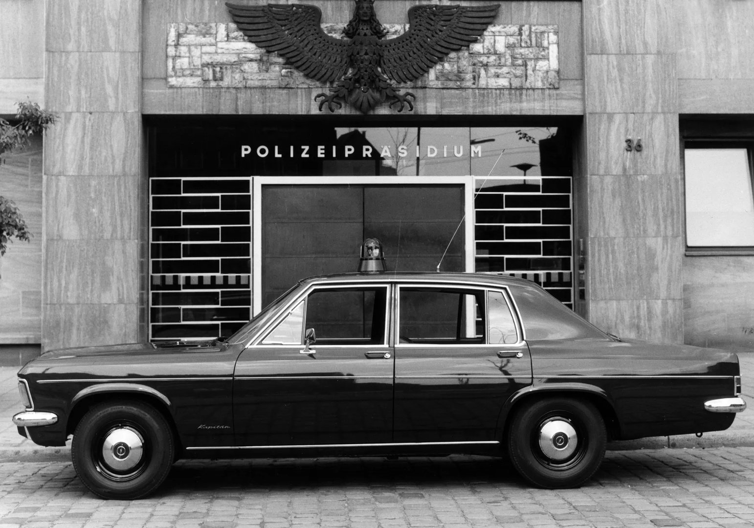 Opel_Kapitan_6_generation__Sedan__1.jpg