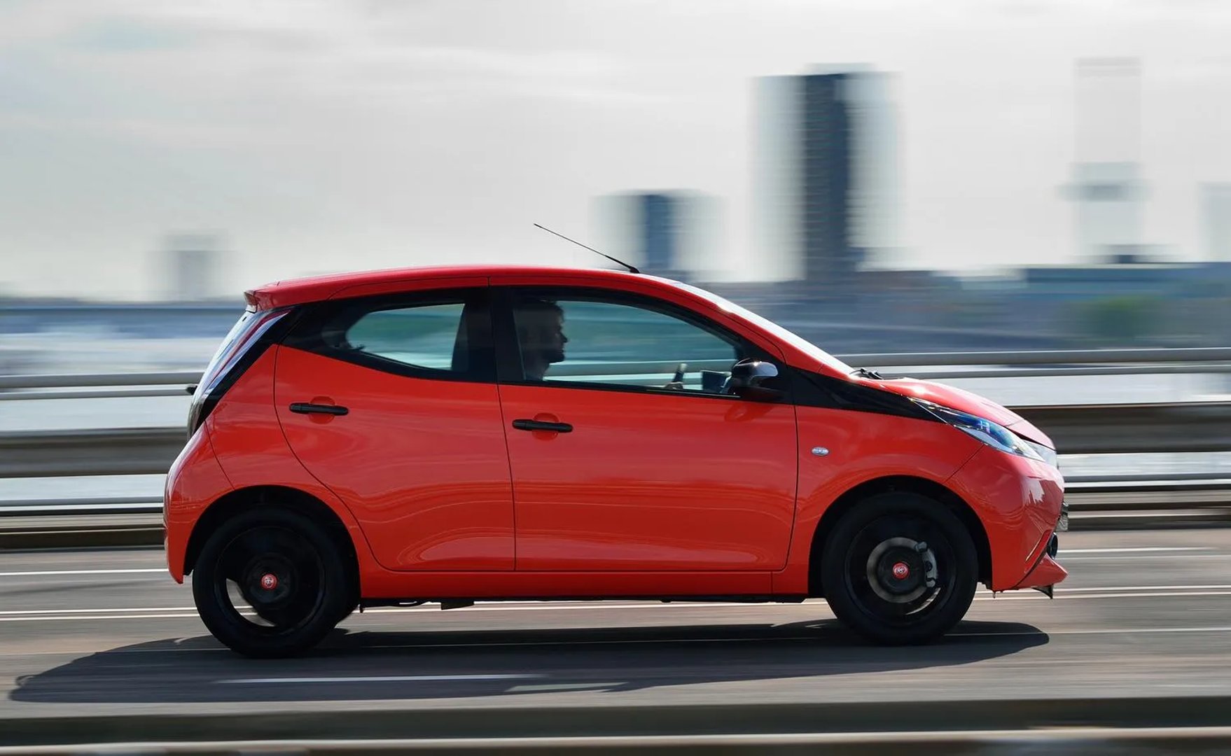 Toyota_Aygo_2_generation__Mini_5-doors__3.jpg