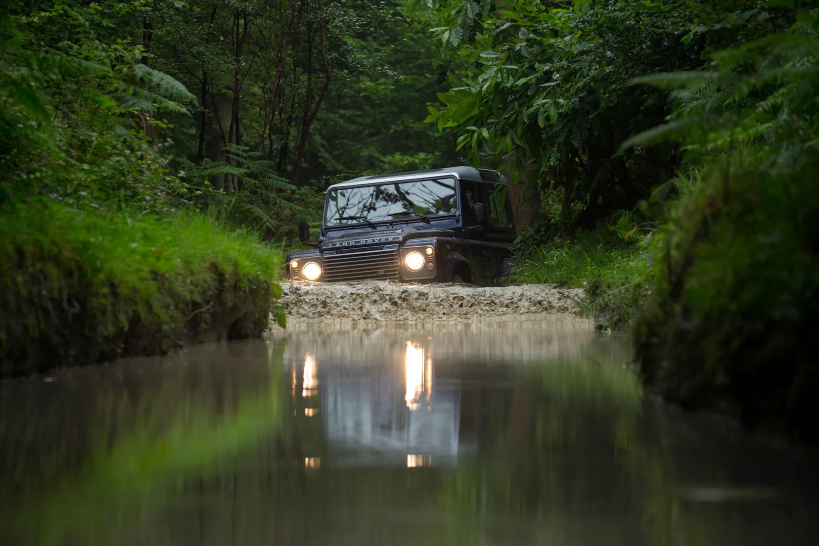 Land Rover_Defender_1_generation_restyling__SUV_3-doors__9.jpg