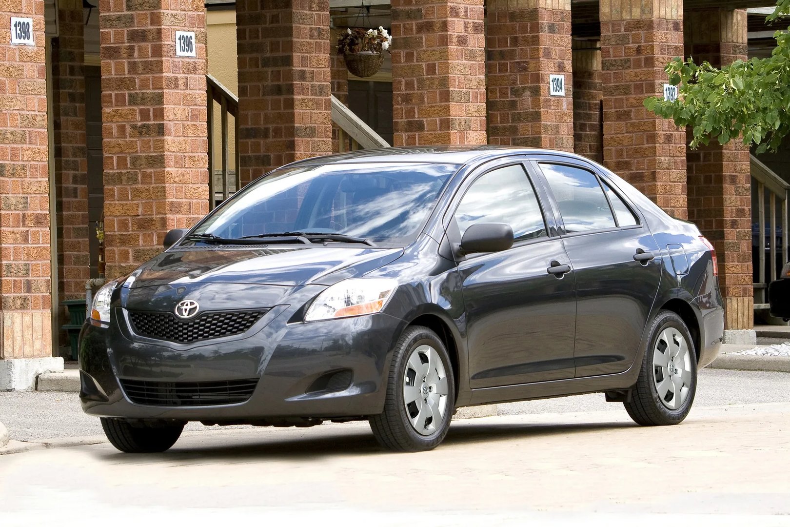 Toyota_Yaris_2_generation_restyling__Sedan__4.jpg