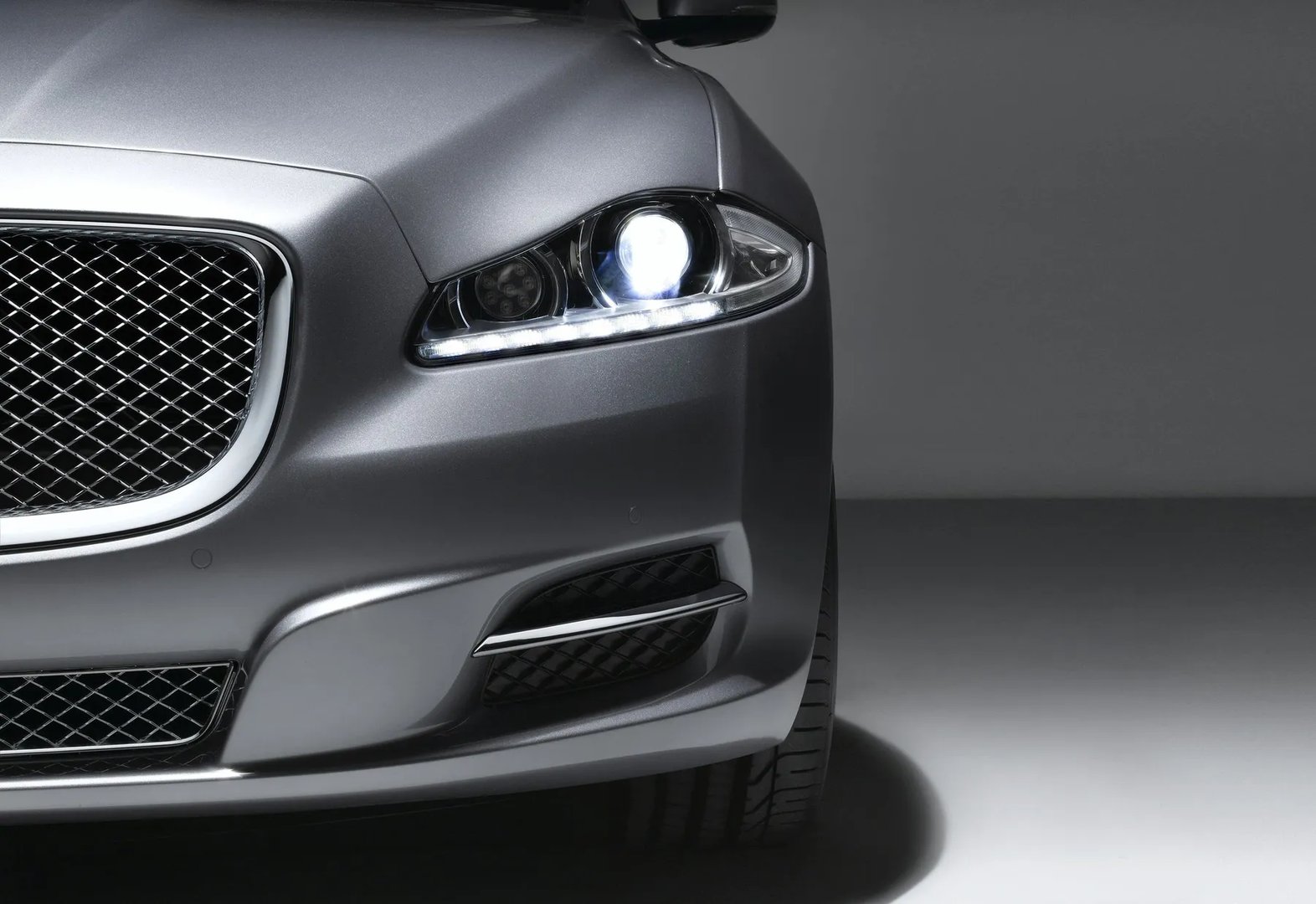 Jaguar_XJ_4_generation__Sedan__11.jpg