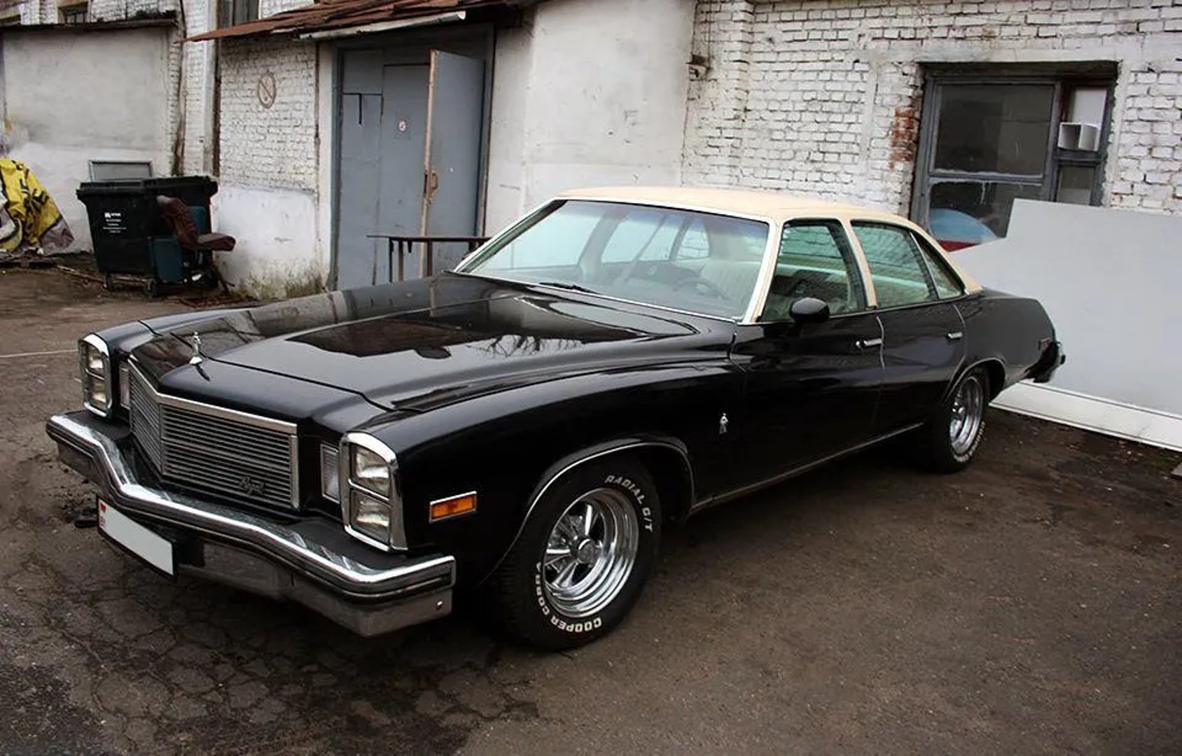 Buick_Regal_1_generation__Sedan__1.jpg