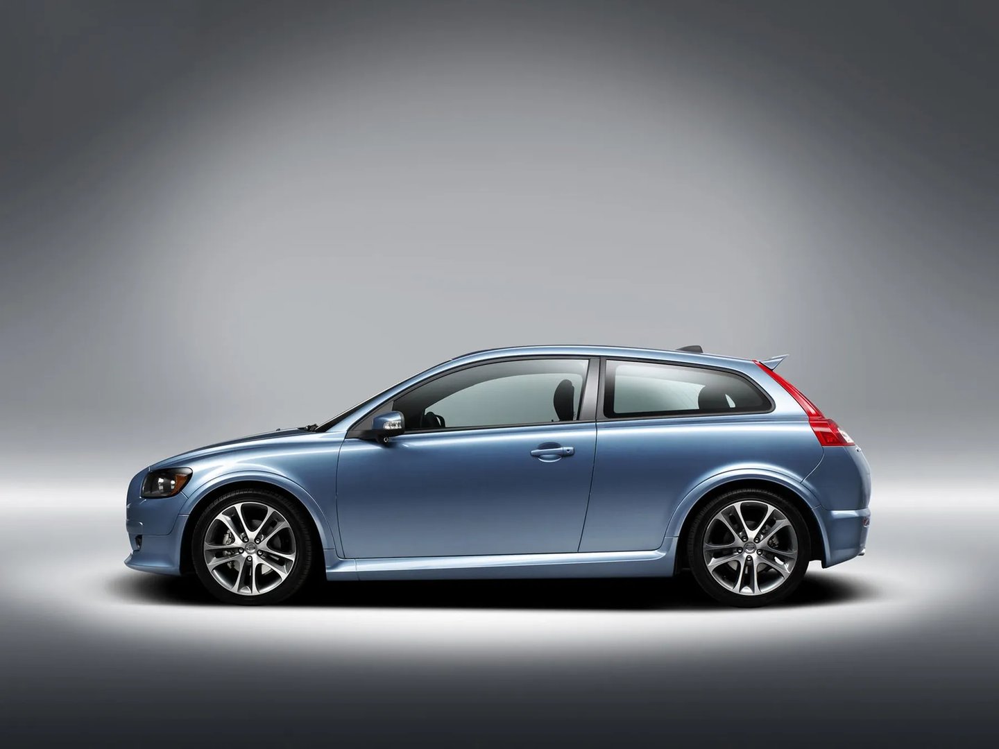 Volvo_C30_1_generation__Hatchback_3-door__8.jpg